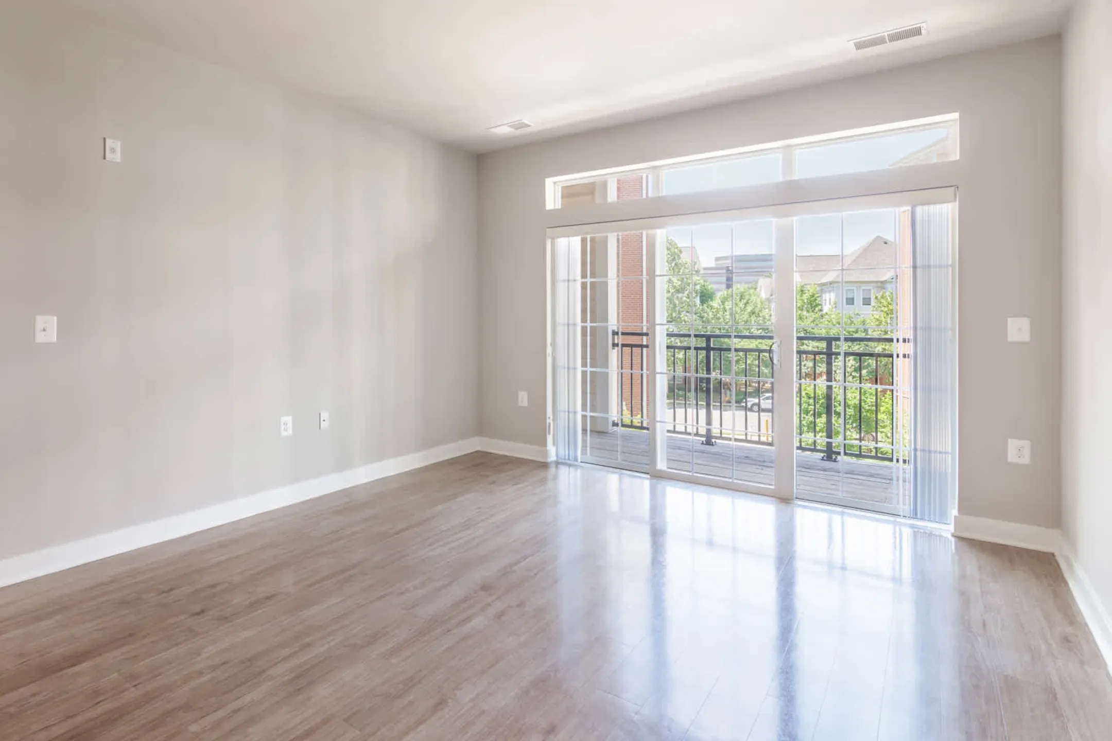 Living Room - Radiant Fairfax Ridge Apartments - Fairfax, VA