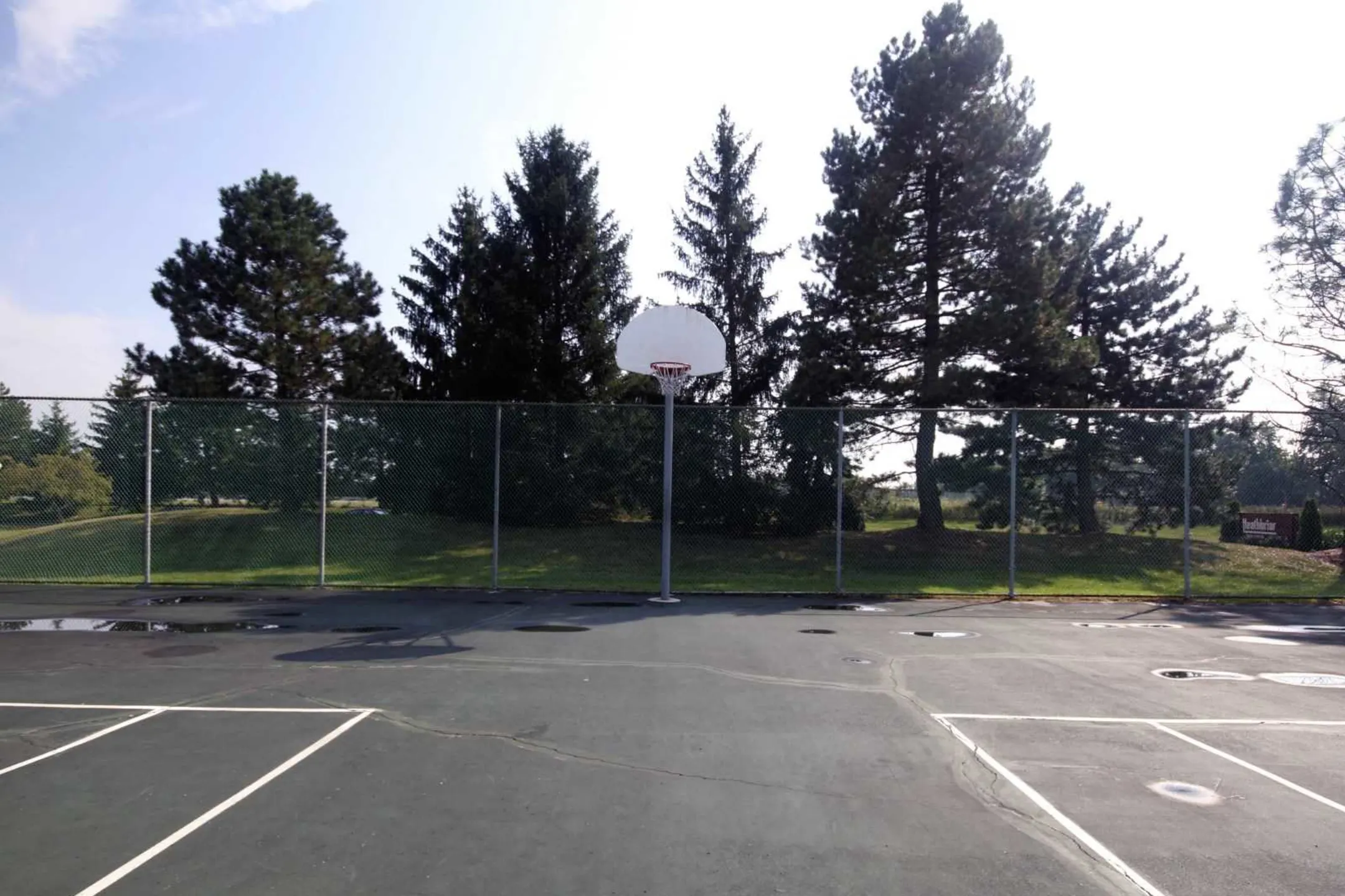 Basketball Court - Heathbriar Apartments - Toledo, OH