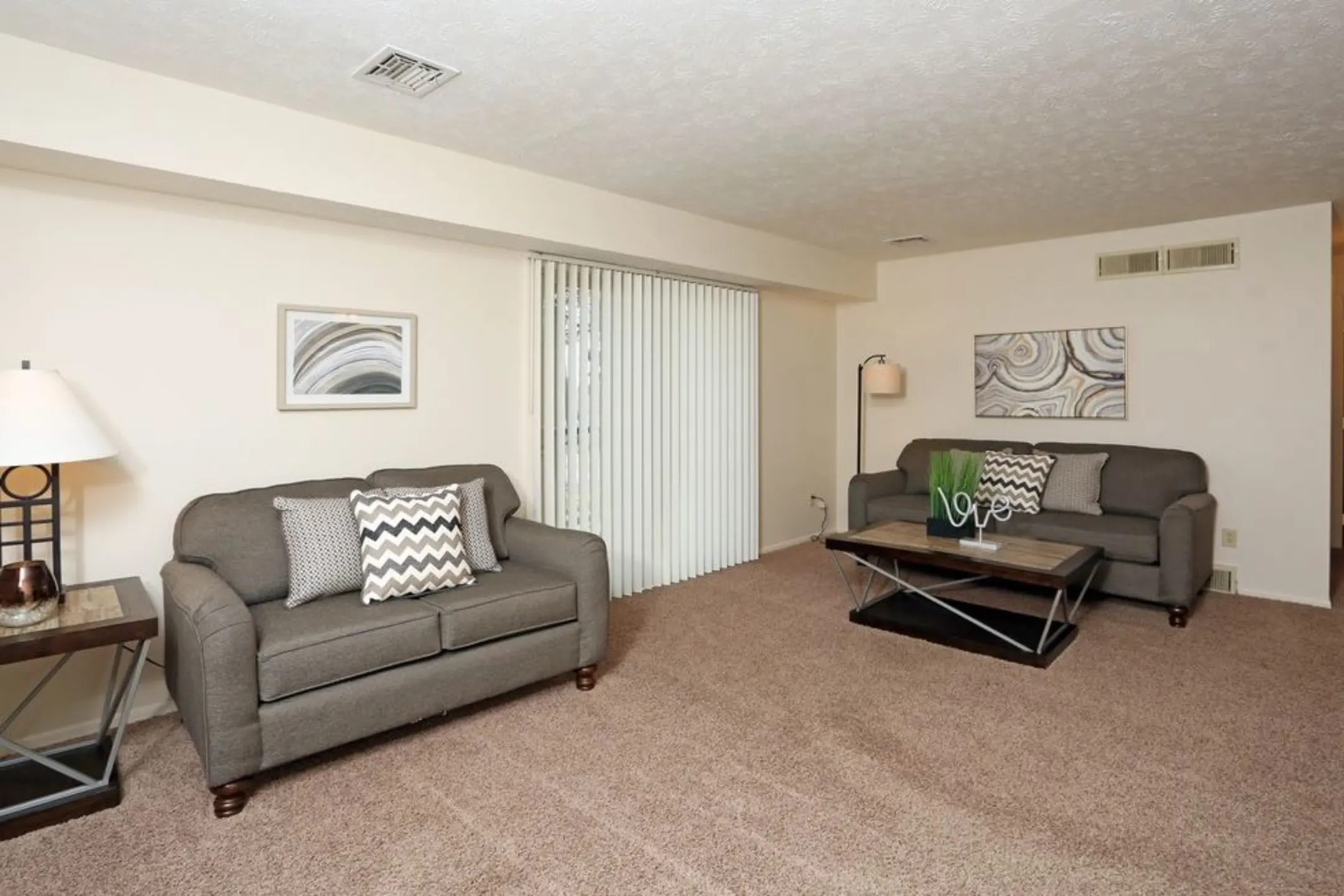 Living Room - Peppertree Apartments - Niles, OH