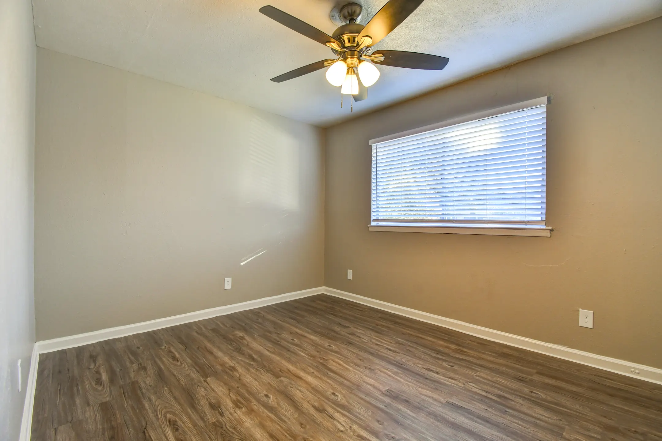 Bedroom - Sunrise & Willowbend - Irving, TX