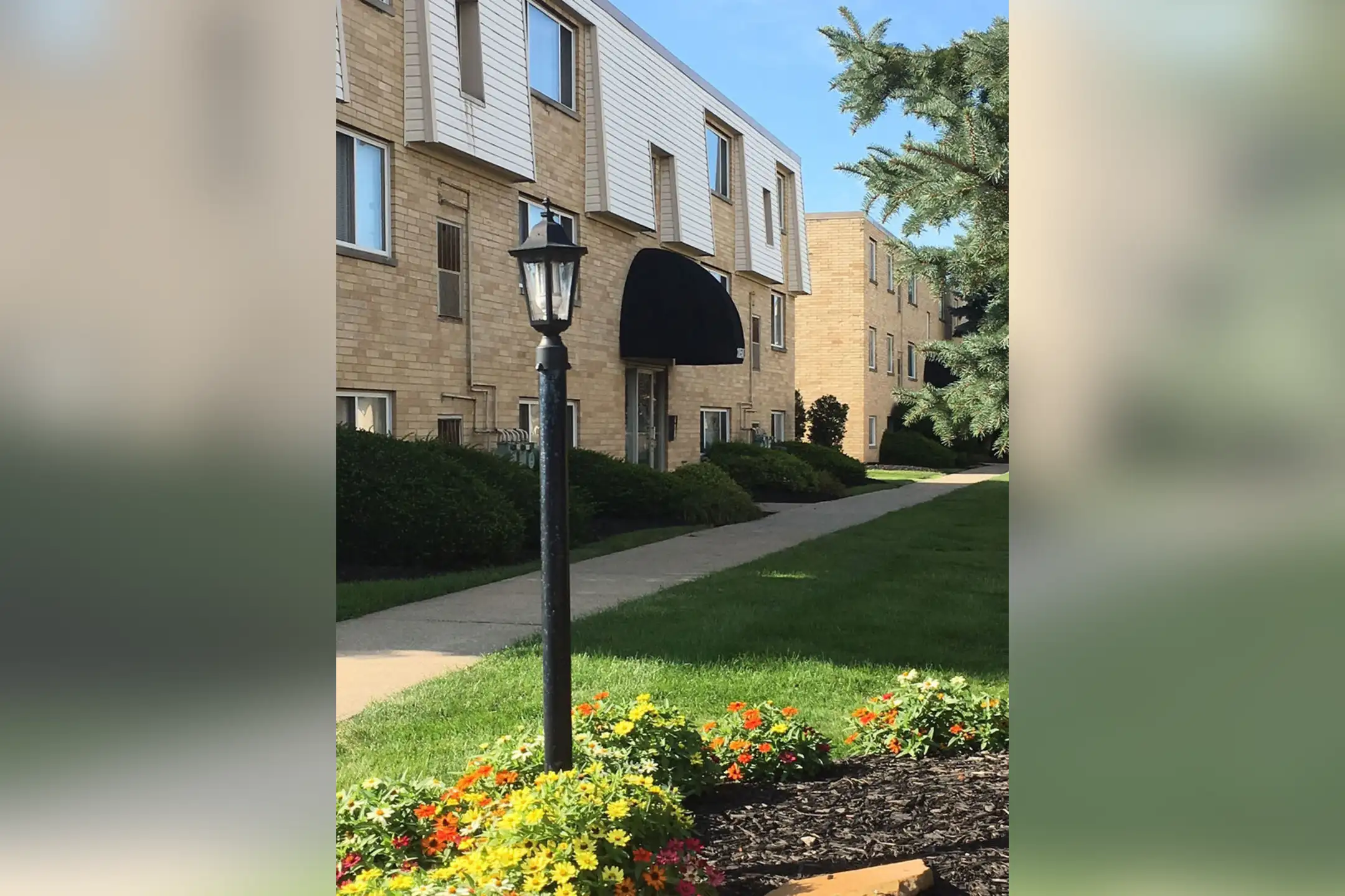 Royalton Greens Apartments Strongsville, OH 44136