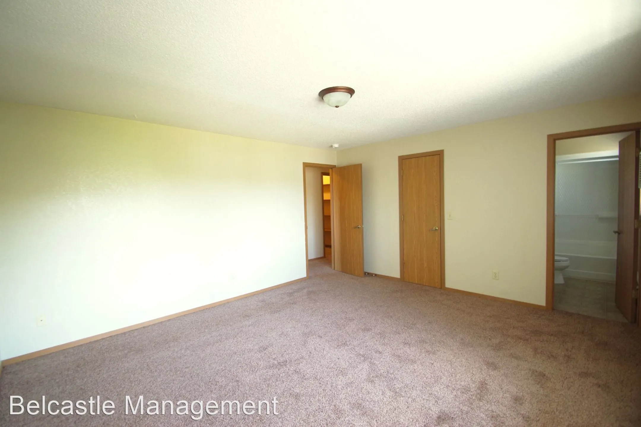 Living Room - Capitol Apartments - Bismarck, ND