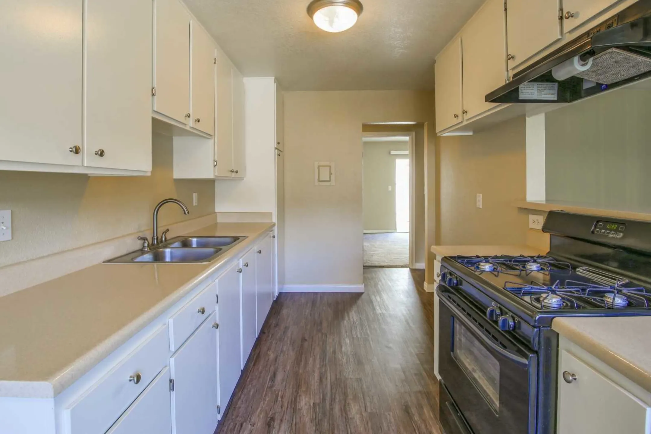 Kitchen - Santiago - Georgian Apartments - Orange, CA