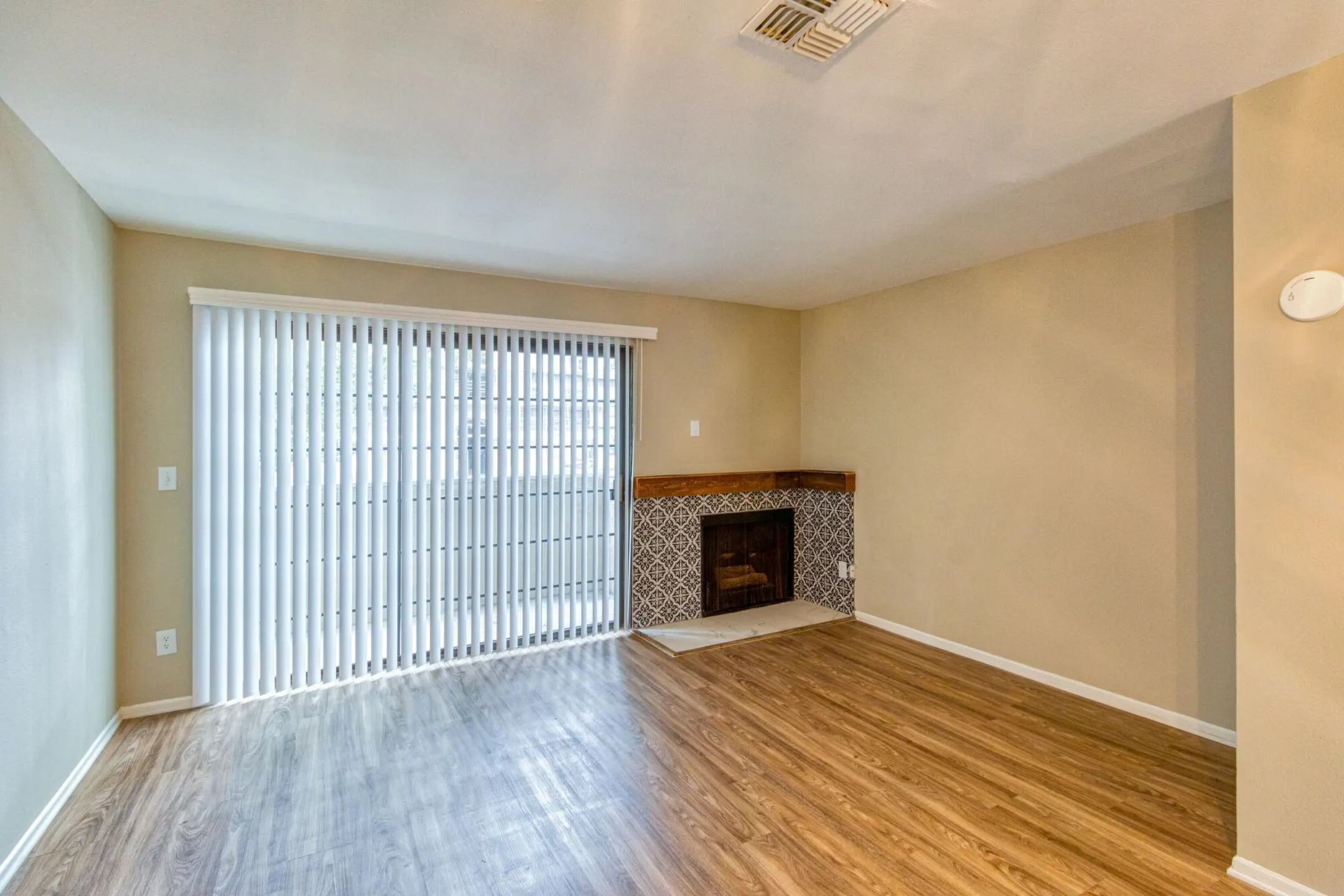 Living Room - Myrtle Street Apartments - Glendale, CA