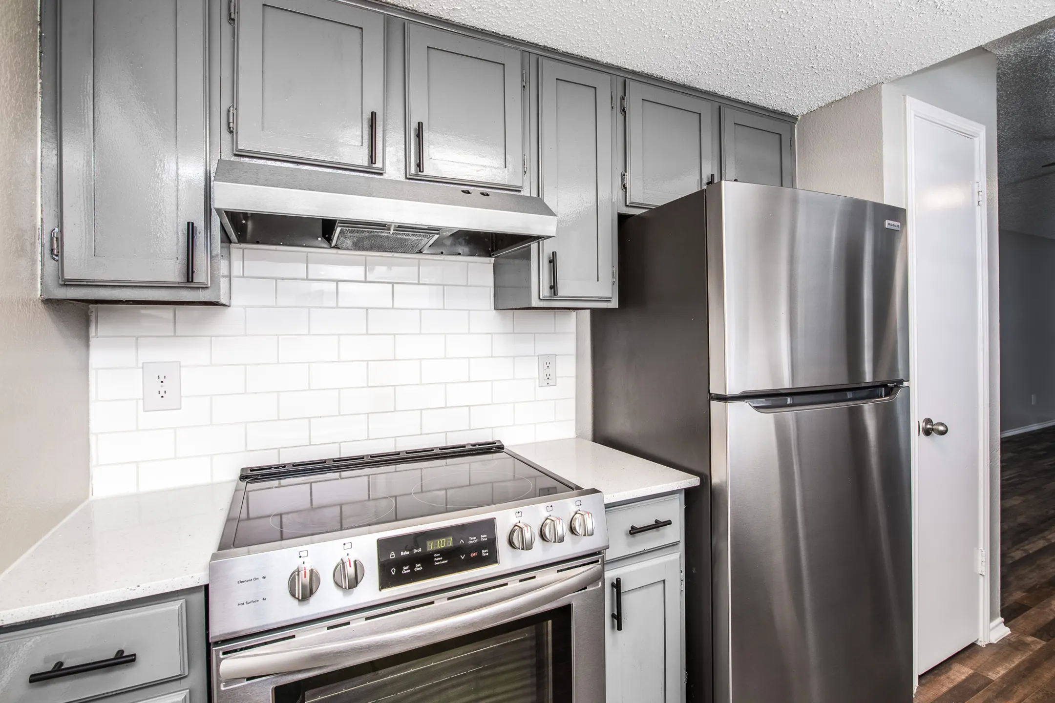 Kitchen - Wythe Apartment Homes - Irving, TX