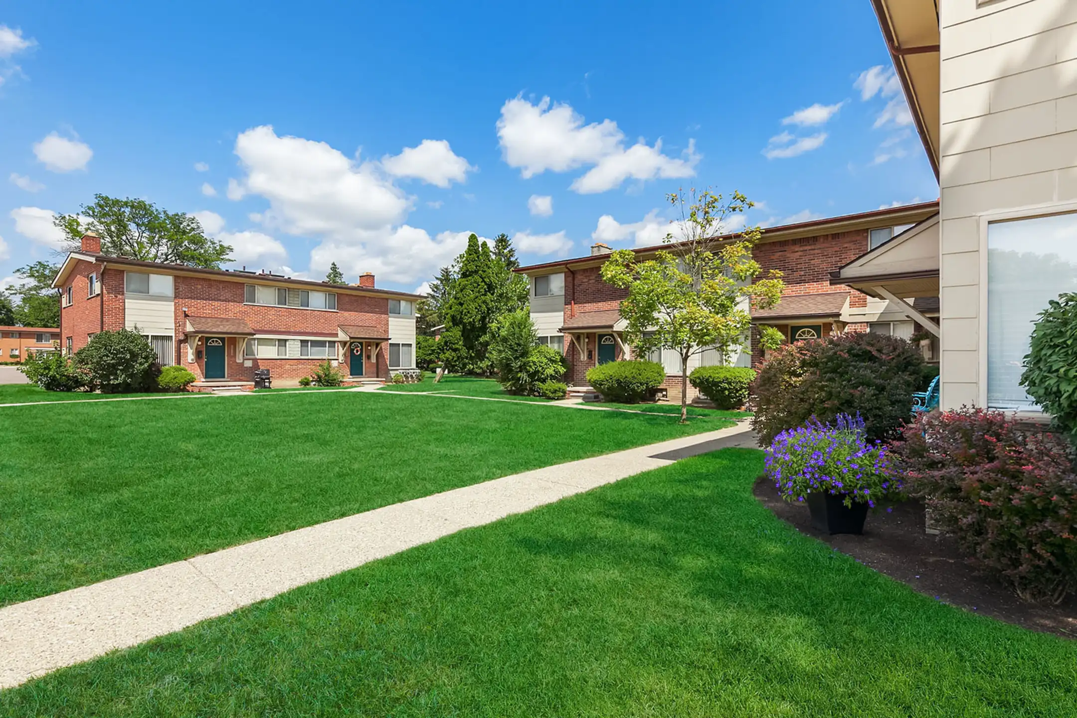Arlington Apartments & Townhomes Apartments Royal Oak, MI 48073