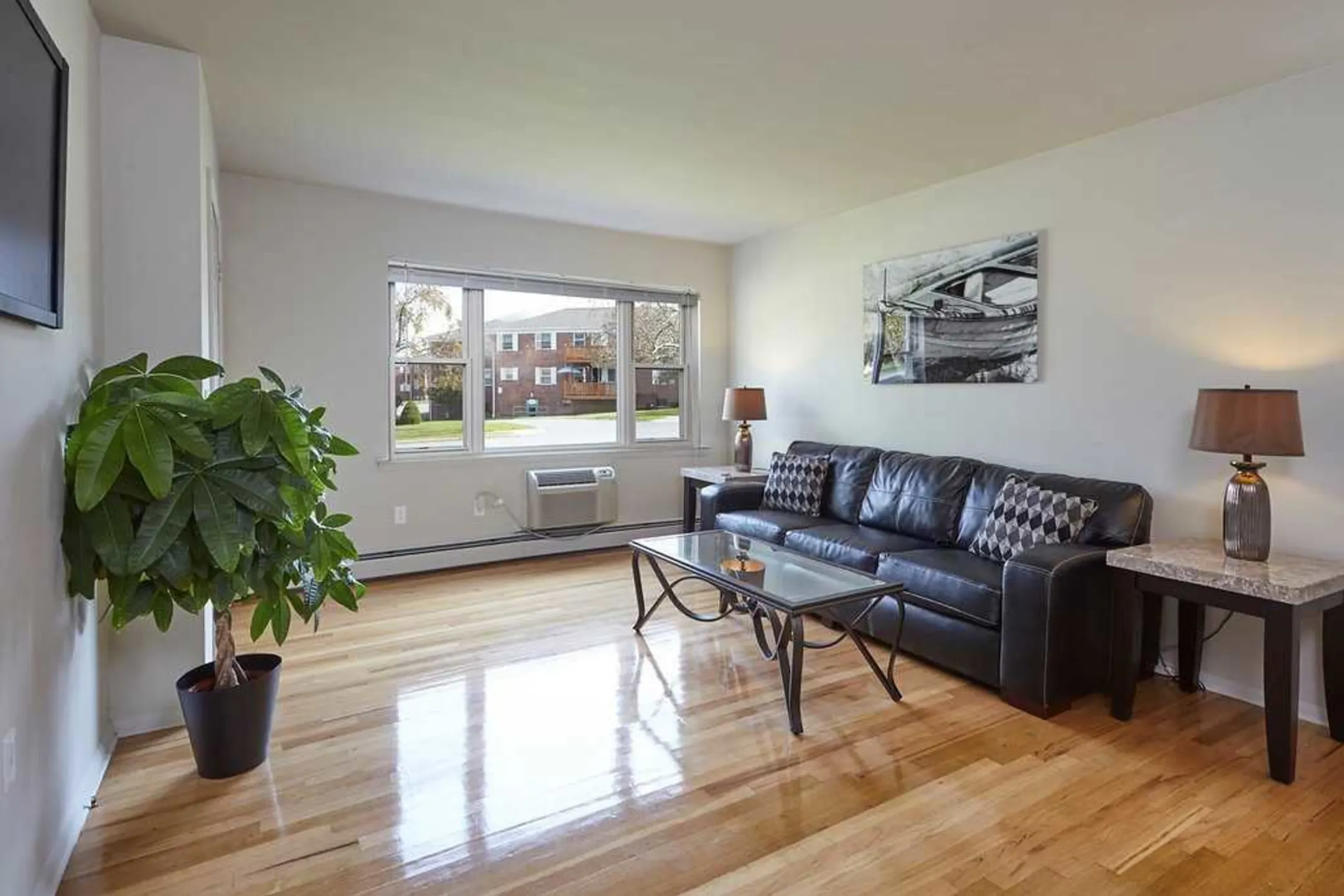 Living Room - Ridgefield Apartments - Poughkeepsie, NY