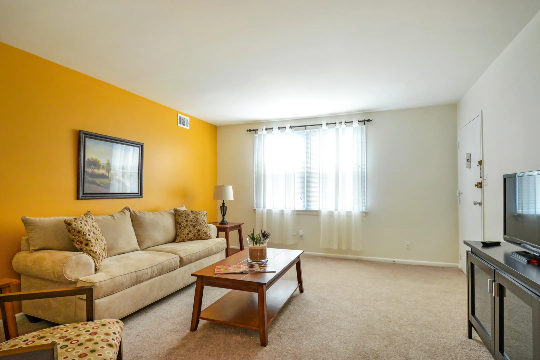 Living Room - Middleboro Apartments - Wilmington, DE