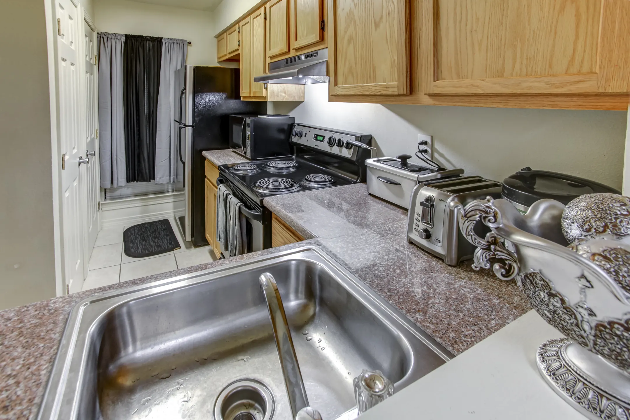 Kitchen - Cypress Trace Apartments - New Orleans, LA