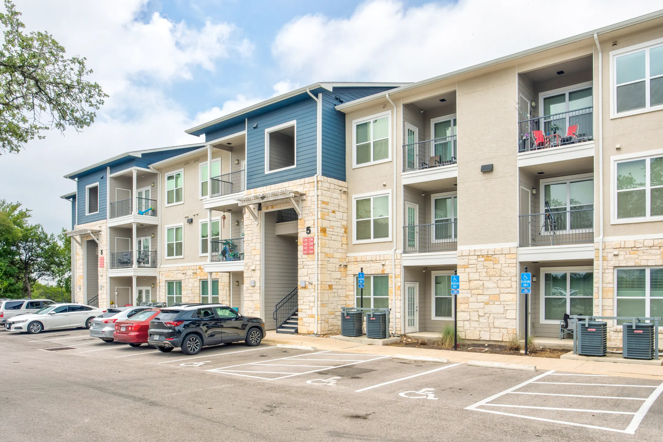 Building - West Gate Ridge Apartment Homes - Austin, TX
