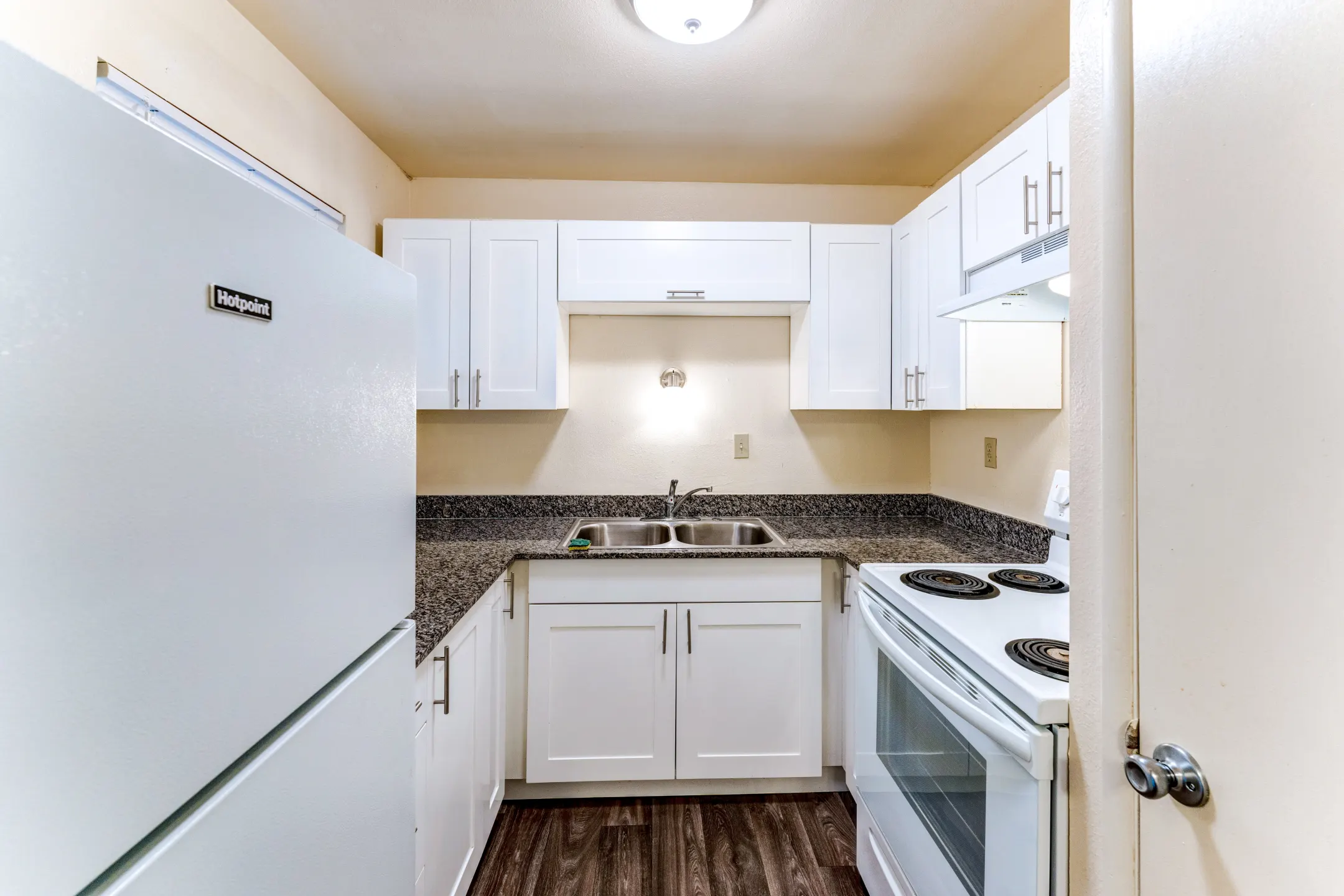 Kitchen - Mirador Apartments - Ogden, UT