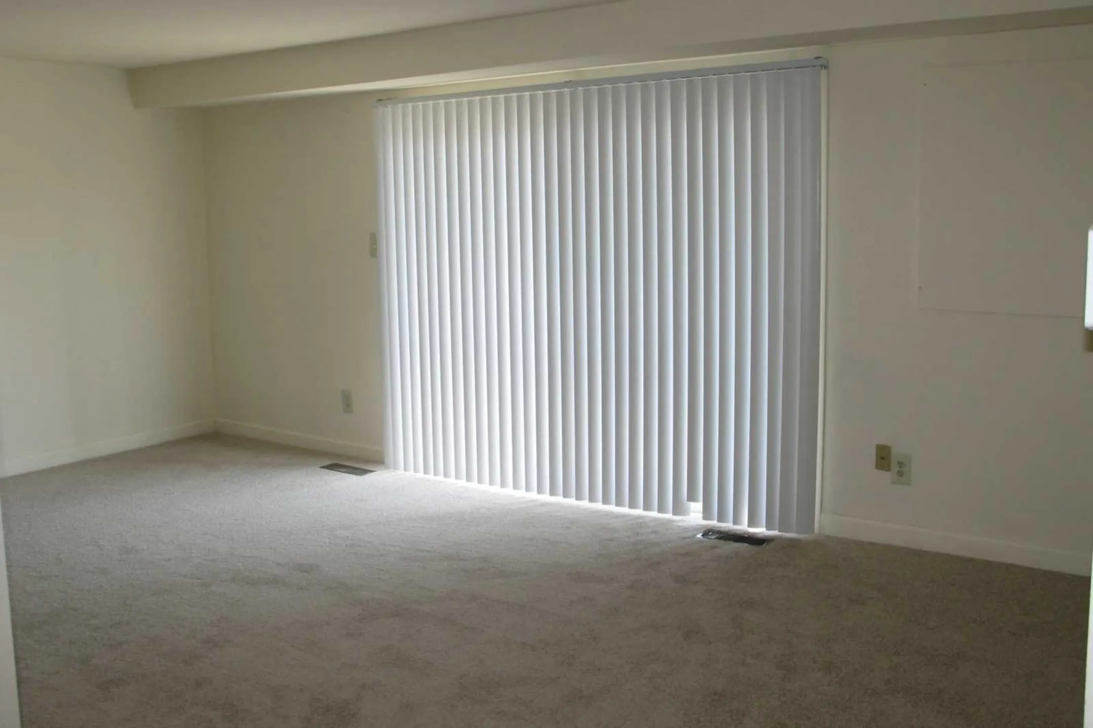 Living Room - Woodcrest Apartments - Glen Burnie, MD