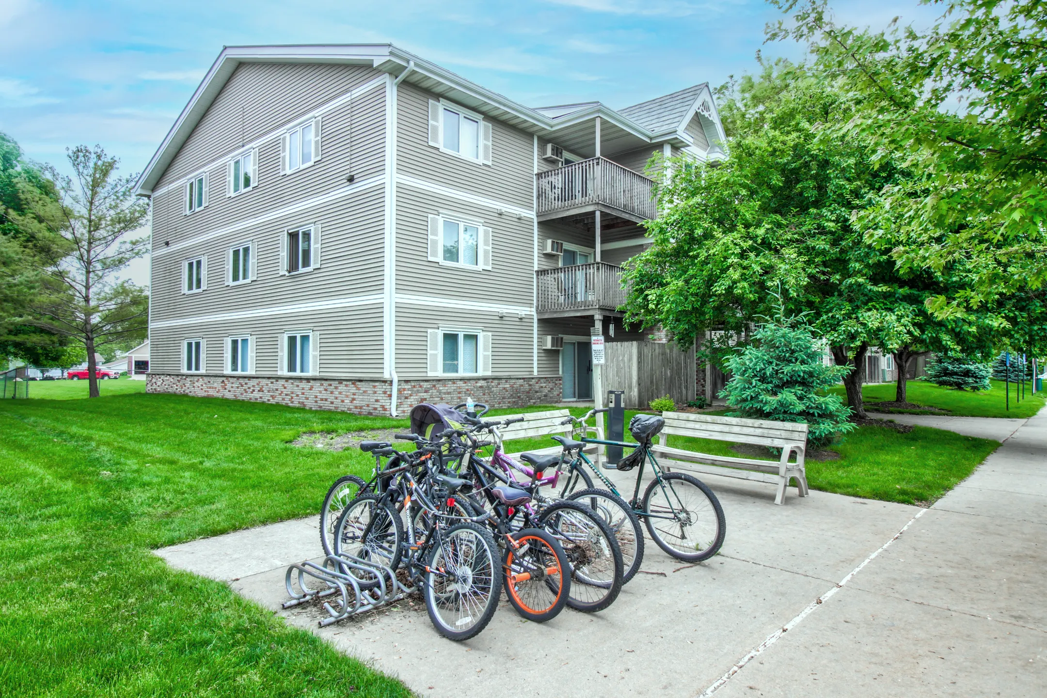 Oakland Pointe Apartments Altoona, IA 50009