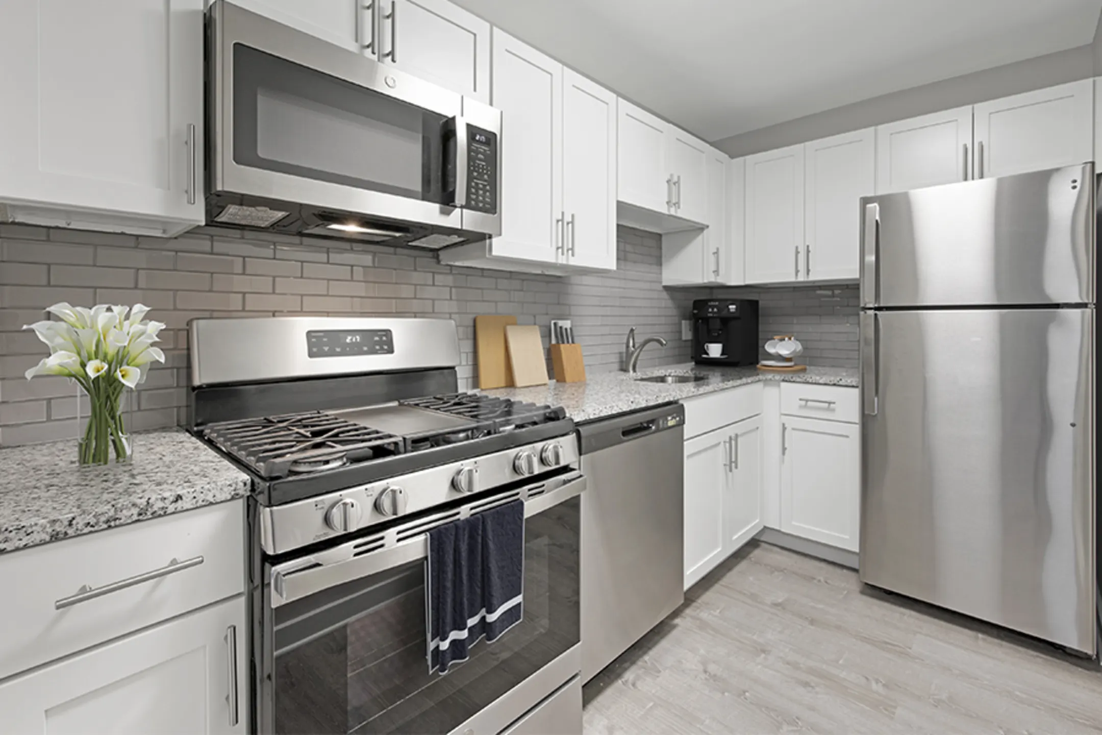 Kitchen - Windsor Lakes - Woodridge, IL