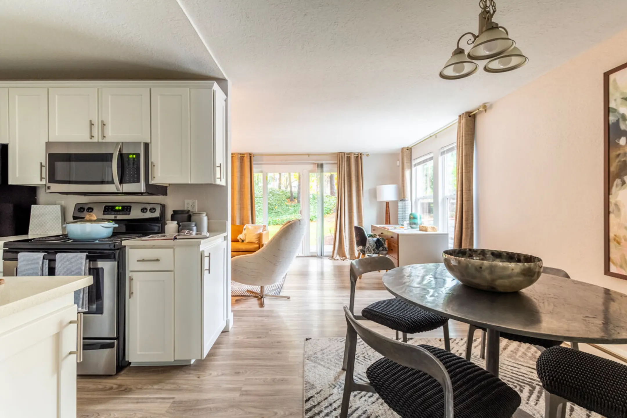 Kitchen - Ridgedale Apartments - Bellevue, WA