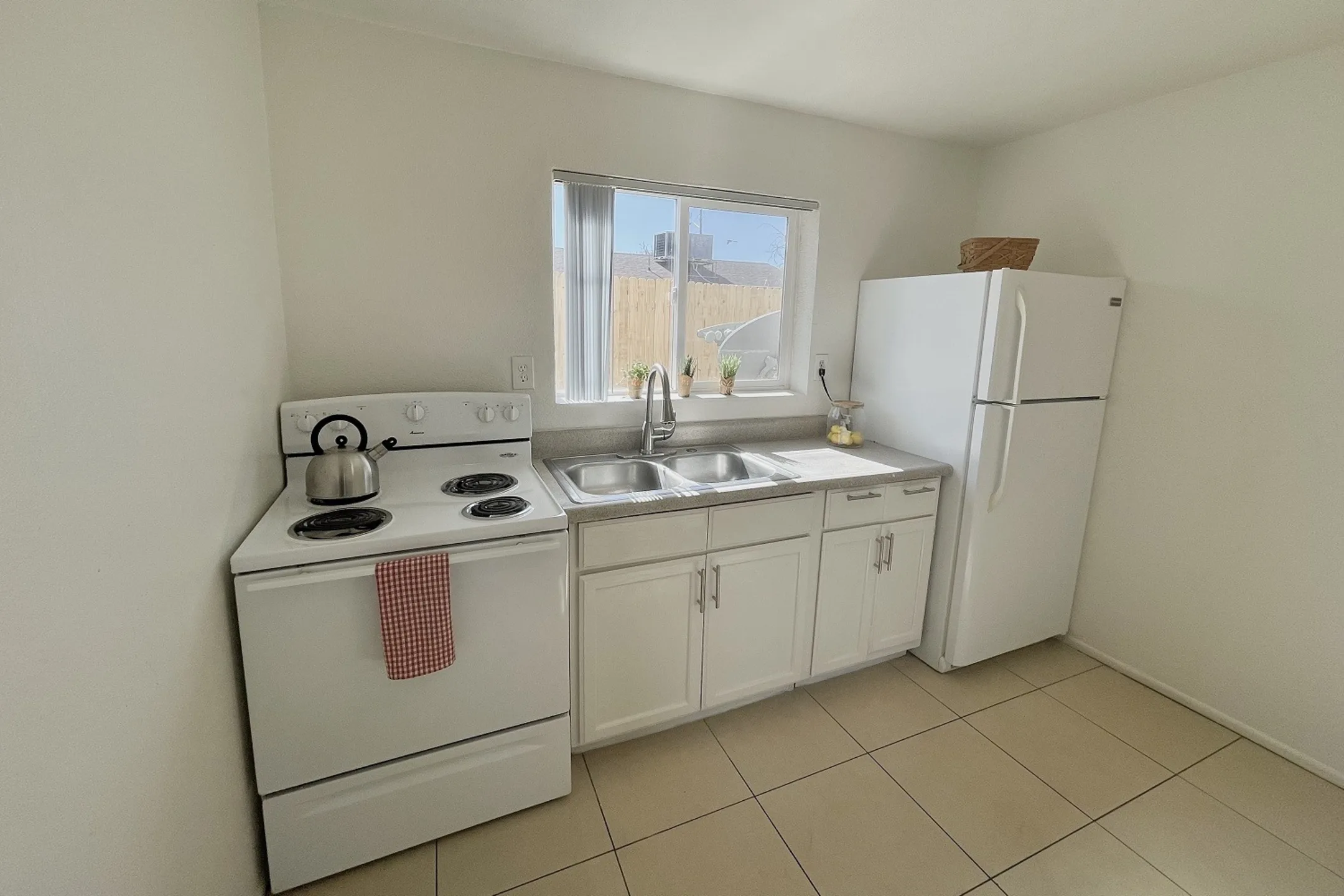 Kitchen - Willetta Apartments - Phoenix, AZ