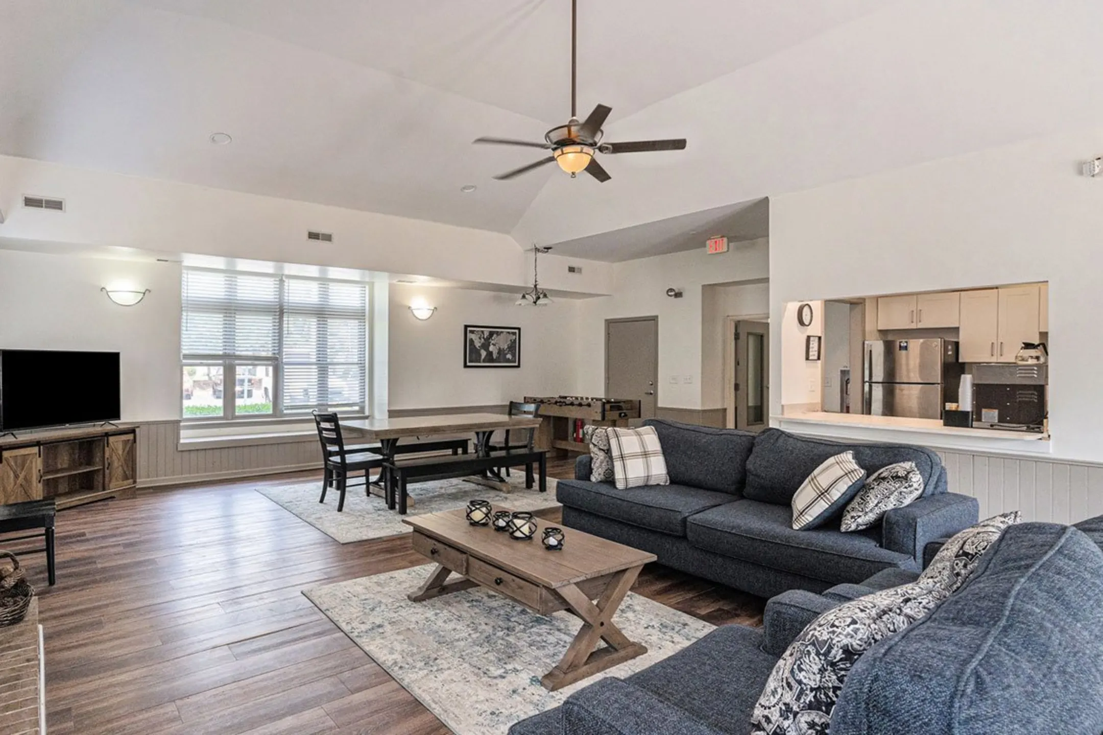 Living Room - Orchard Lakes - Toledo, OH
