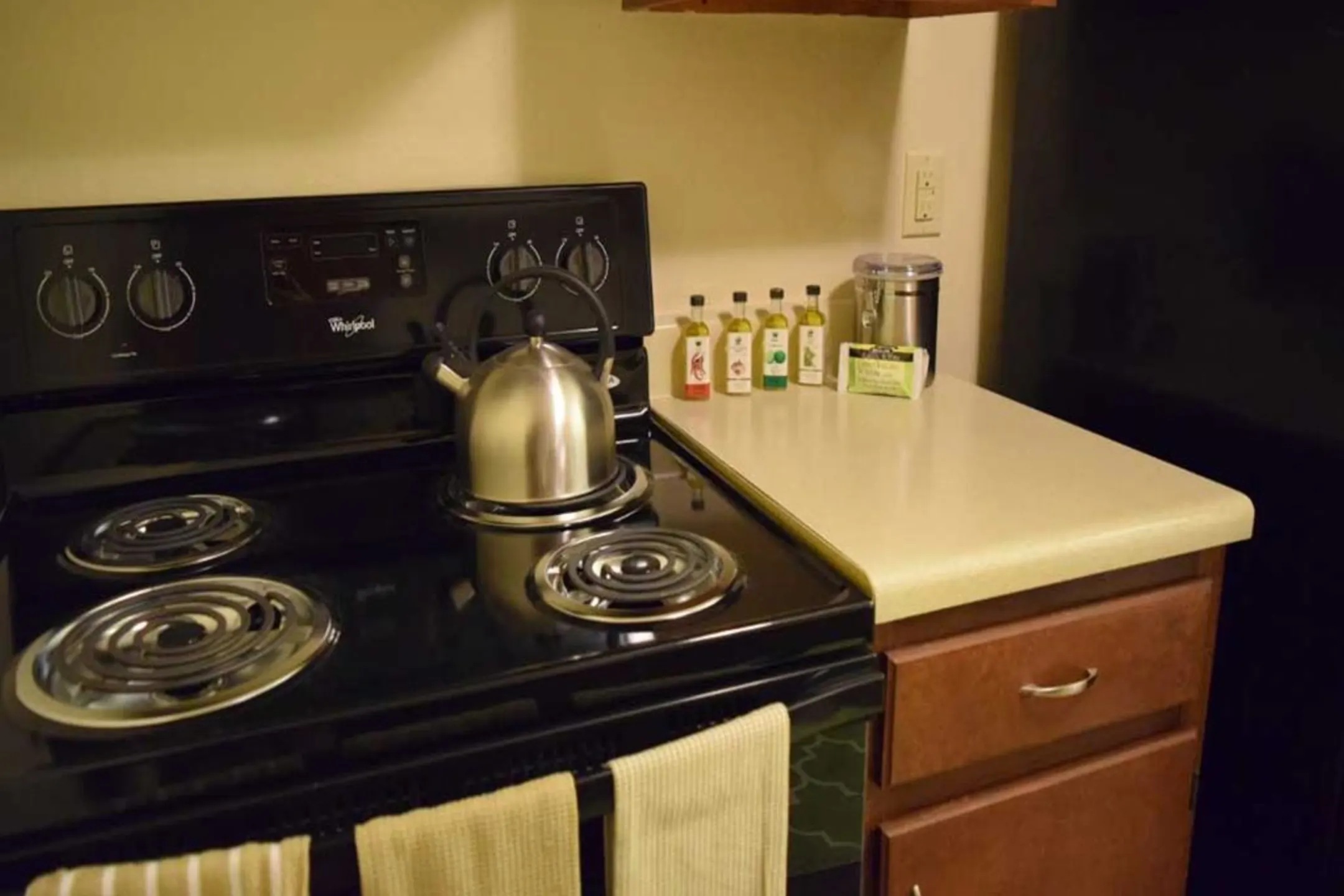 Kitchen - Hunters Point Apartments - College Station, TX