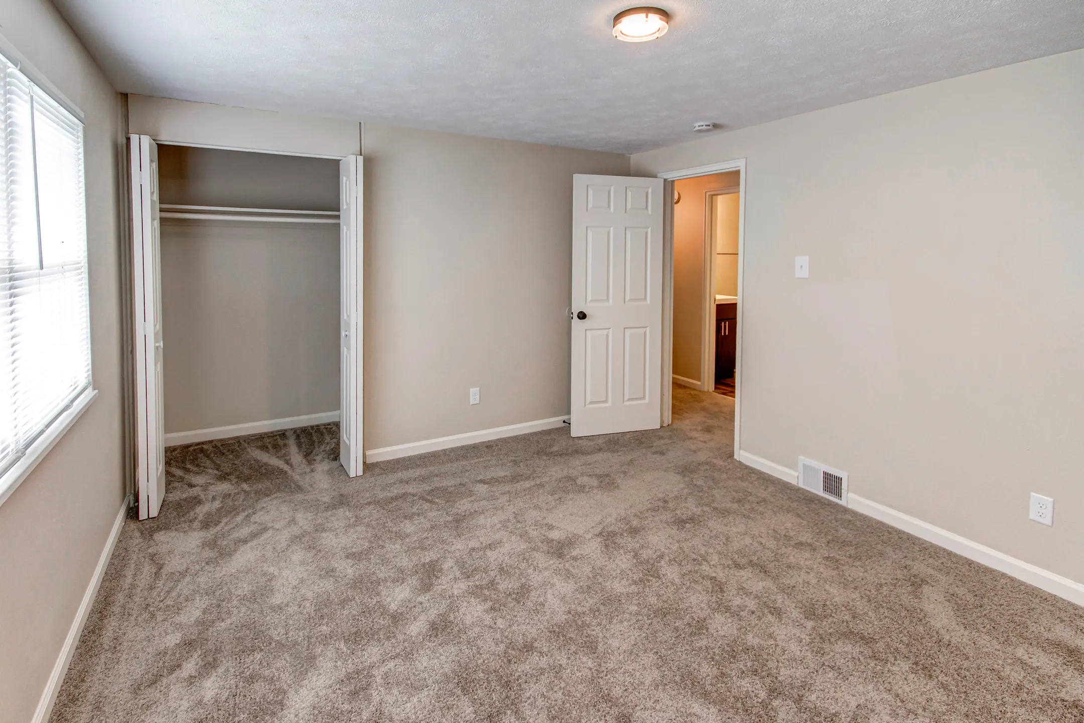 Columbus Crossing Townhomes Apartments Columbus, IN 47201