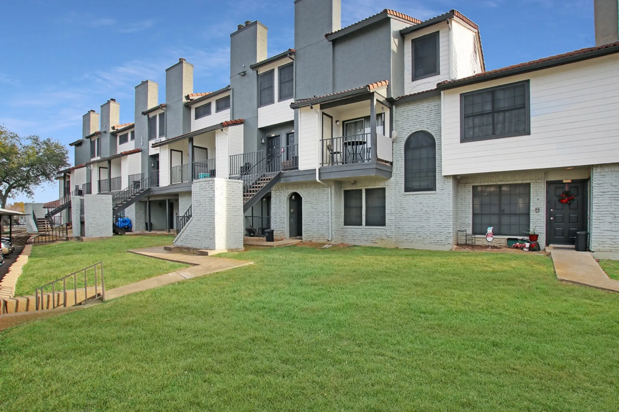 Building - Fiona Apartment Homes - Irving, TX