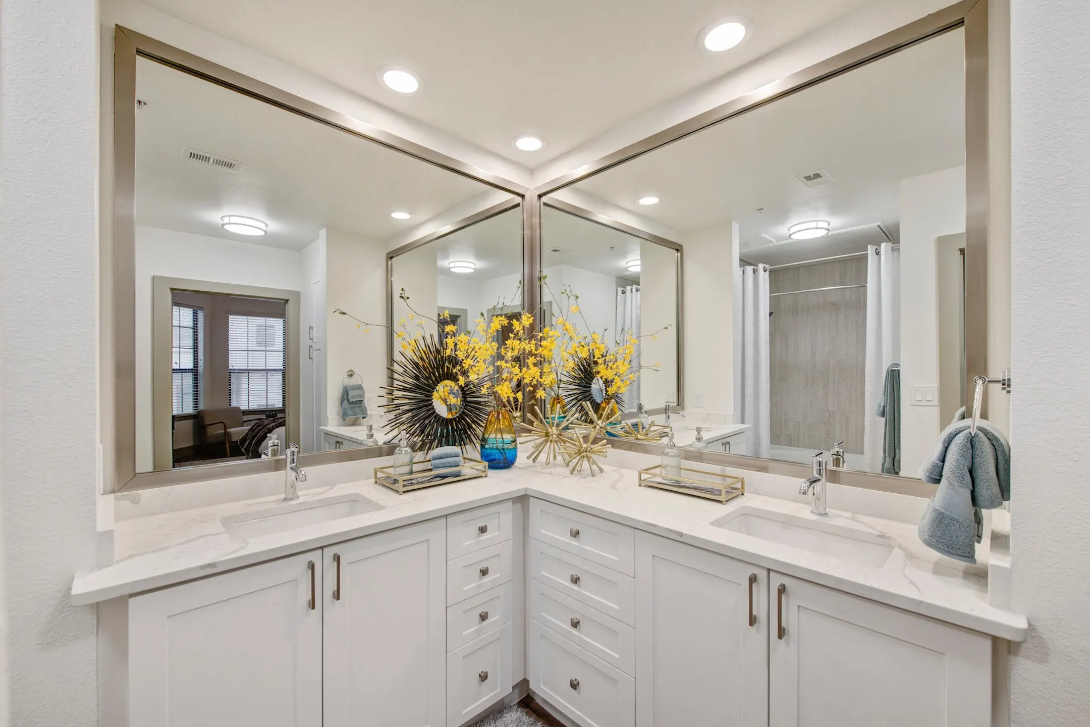 State Thomas Ravello Apartments 2610 Allen St Dallas, TX Apartments