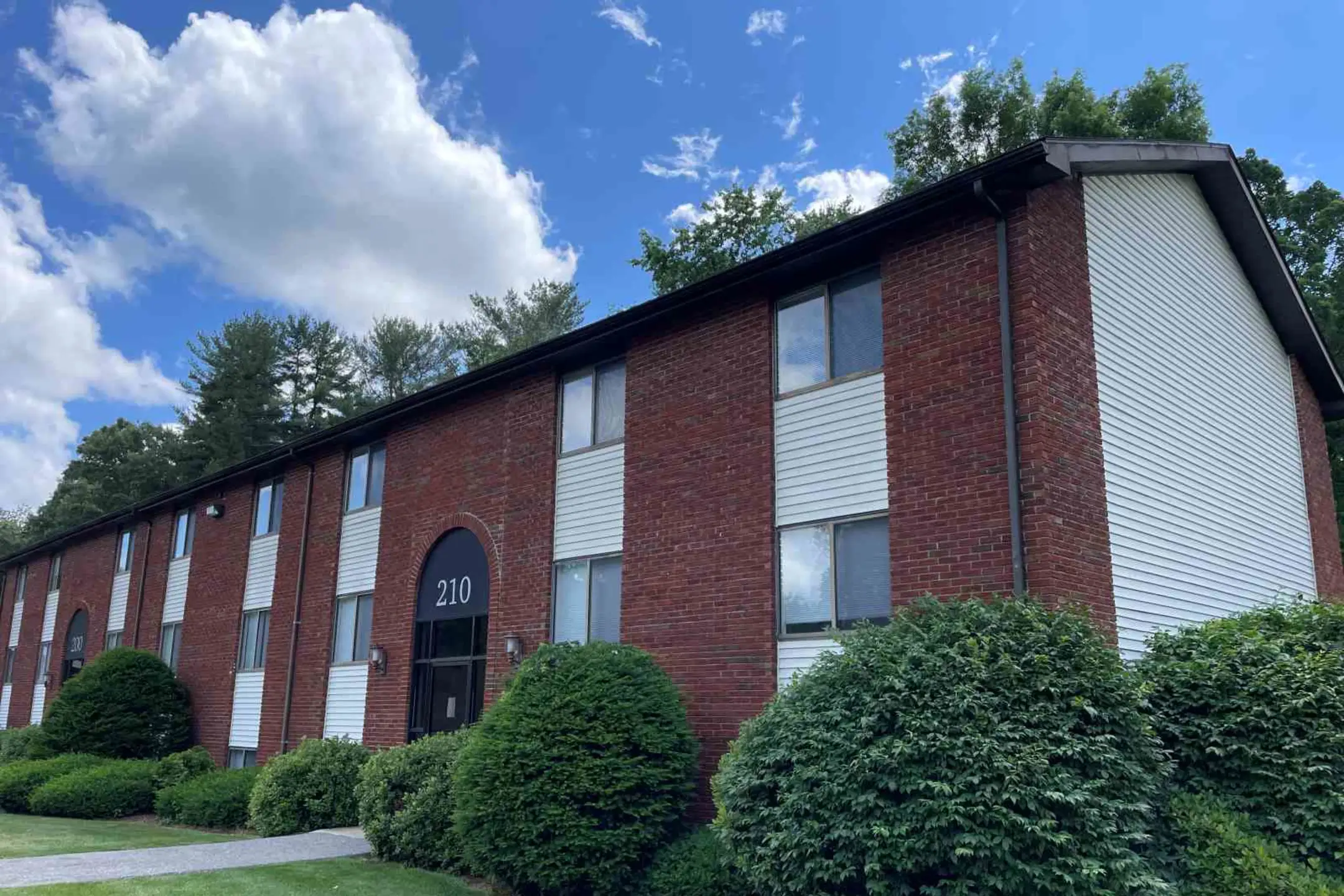 Skyline Commons Apartments Dracut, MA 01826