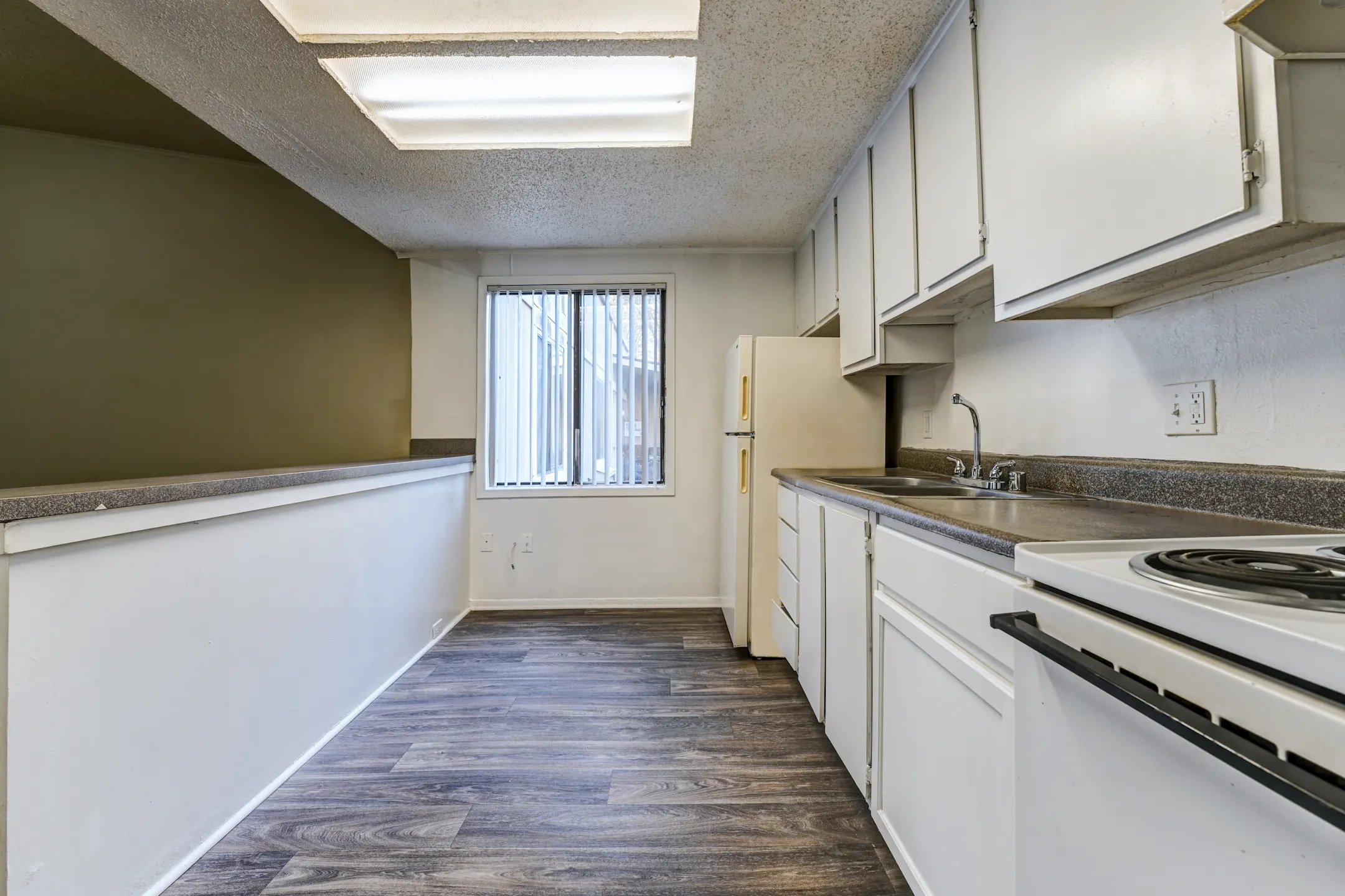 Kitchen - Redan Cove Apartments - Decatur, GA