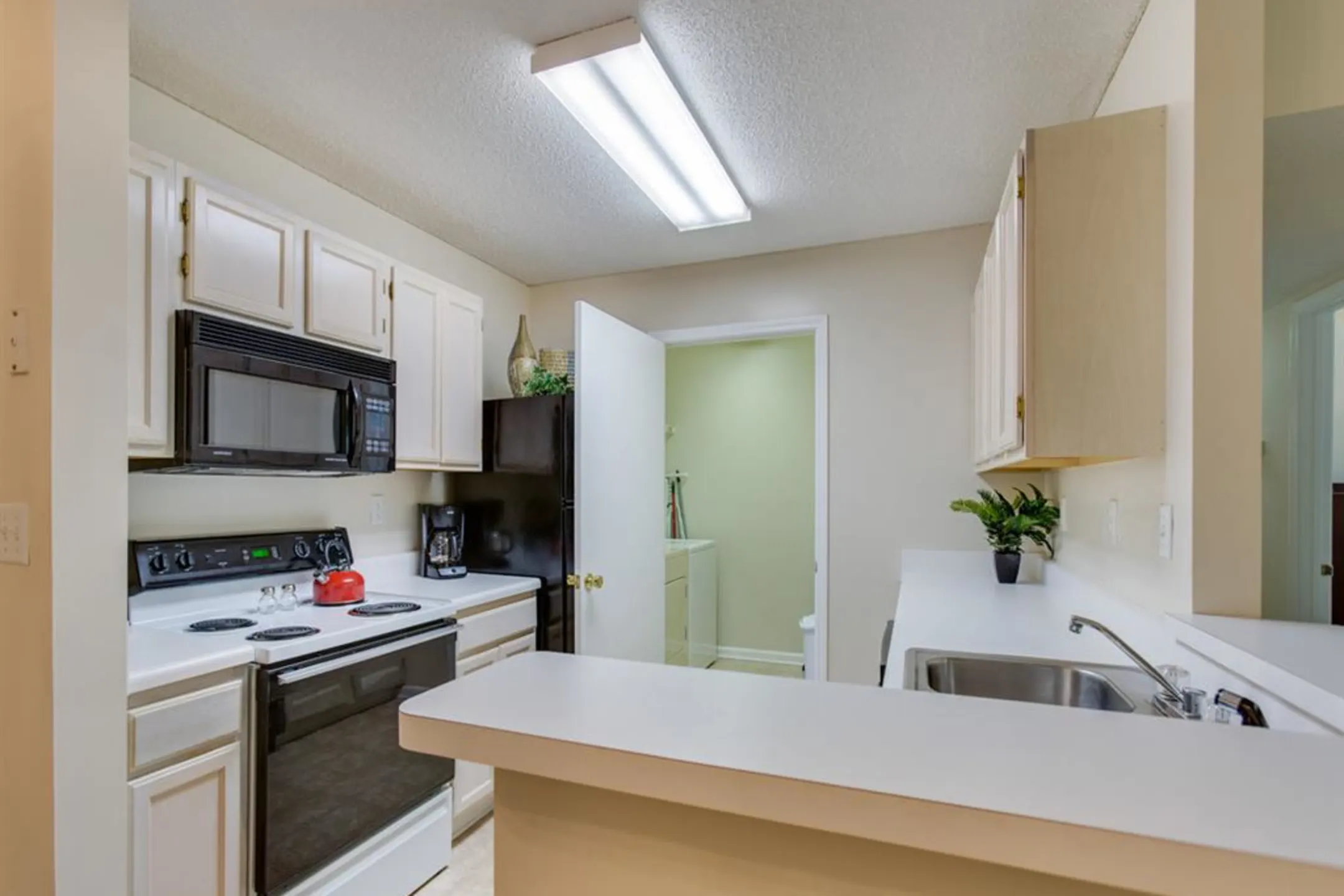 Kitchen - Stone Creek Apartments - Tuscaloosa, AL
