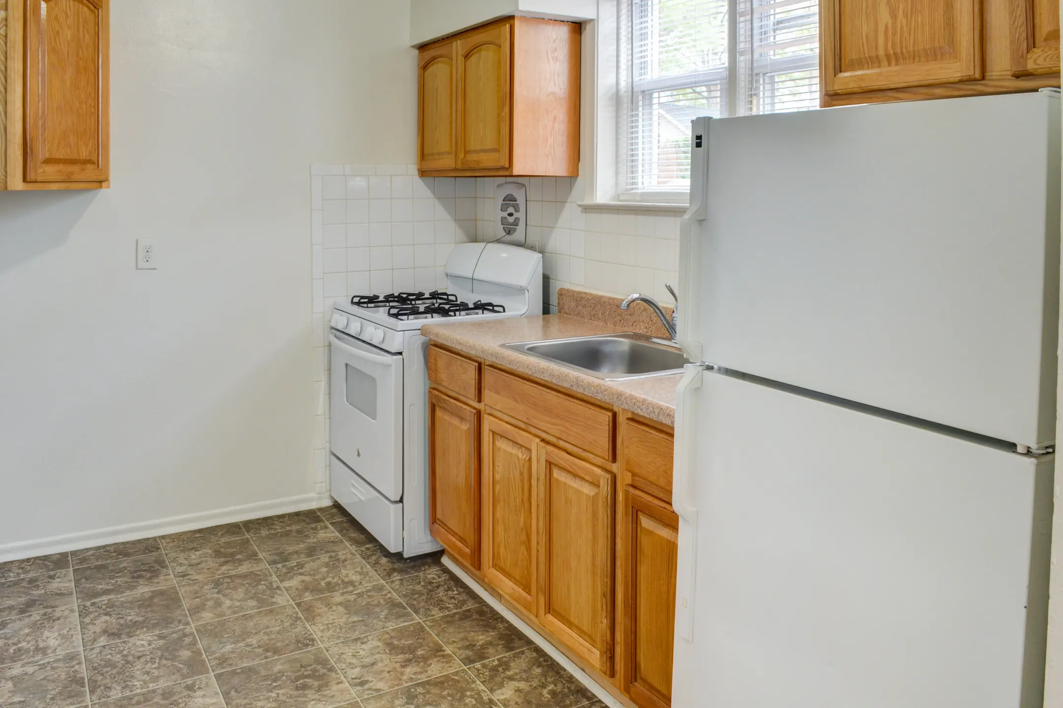 Rosehill Gardens Apartments - Elizabeth, NJ 07202