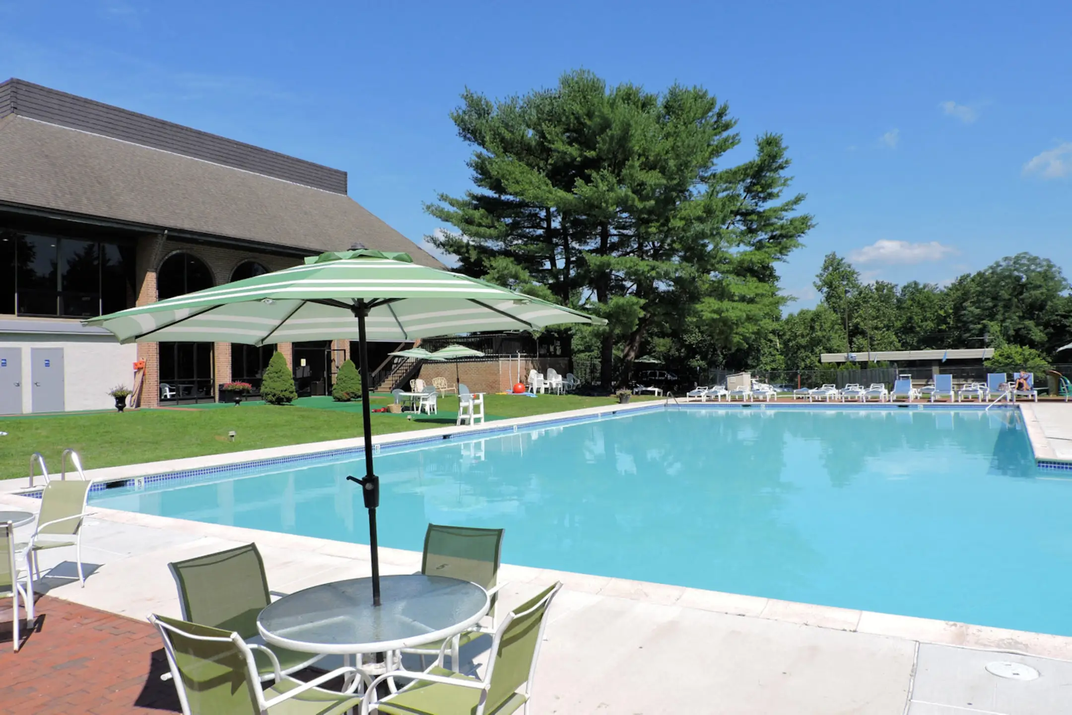 Meadowbrook Apartments 200 Meadowbrook Dr Huntingdon Valley, PA