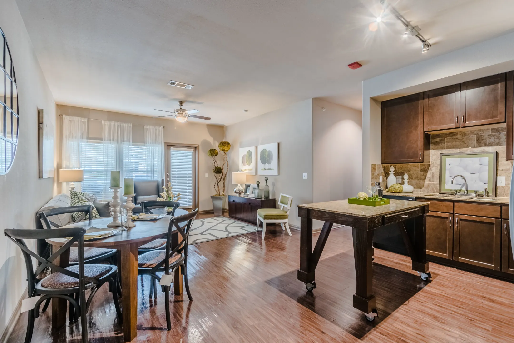 Kitchen - Lakewood Flats Apartments - Dallas, TX