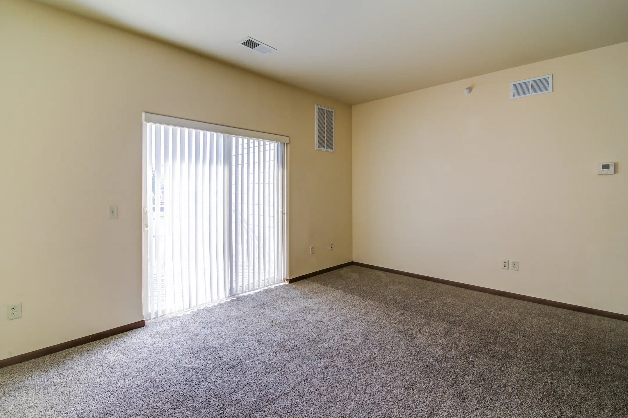 Living Room - Paramount Place - Aberdeen, SD