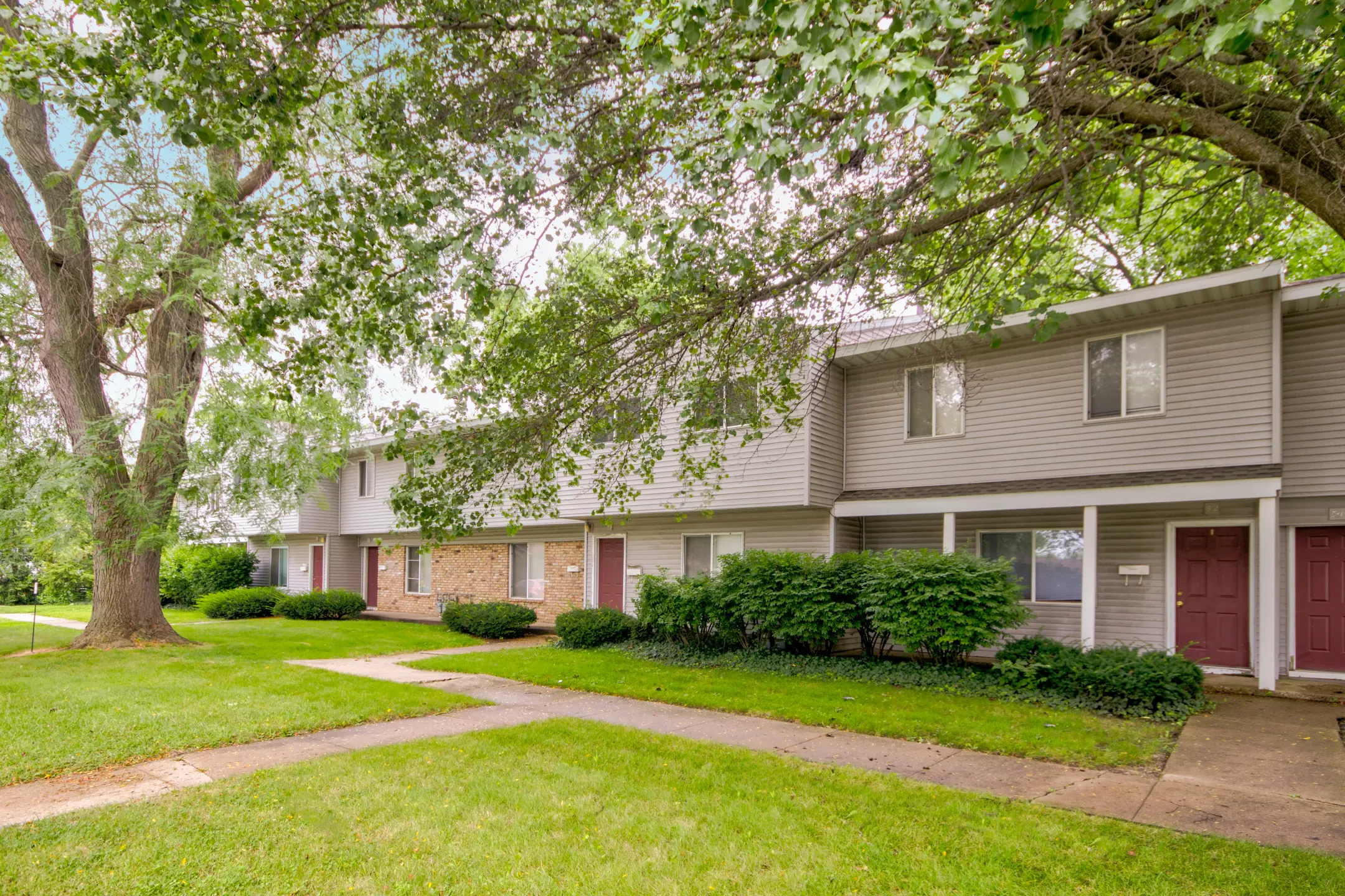 Colonial Apartments - 1806 W William St | Champaign, IL Apartments for ...