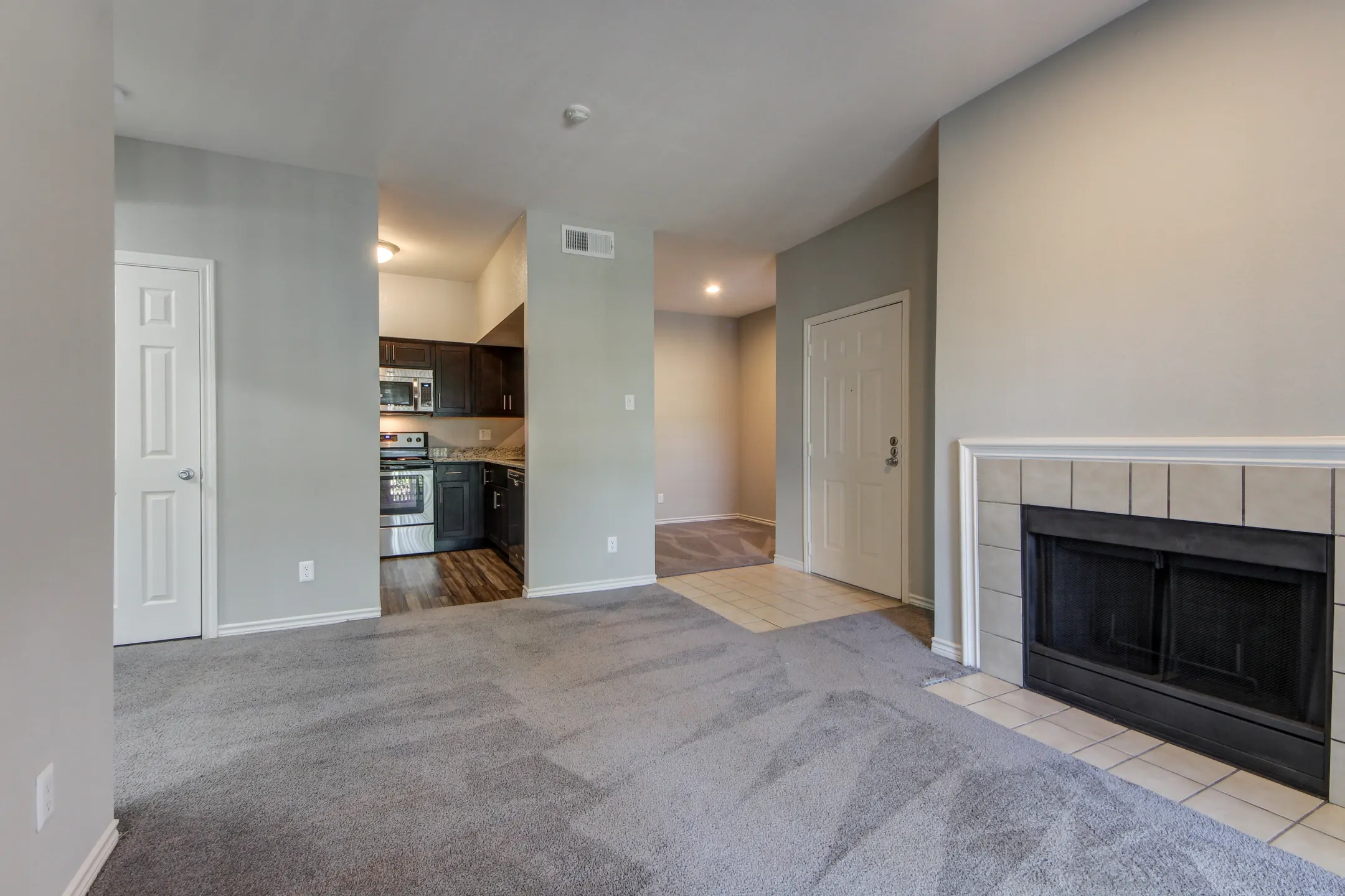 Oaks Hackberry Creek 6901 Valley View Ln Irving, TX Apartments for