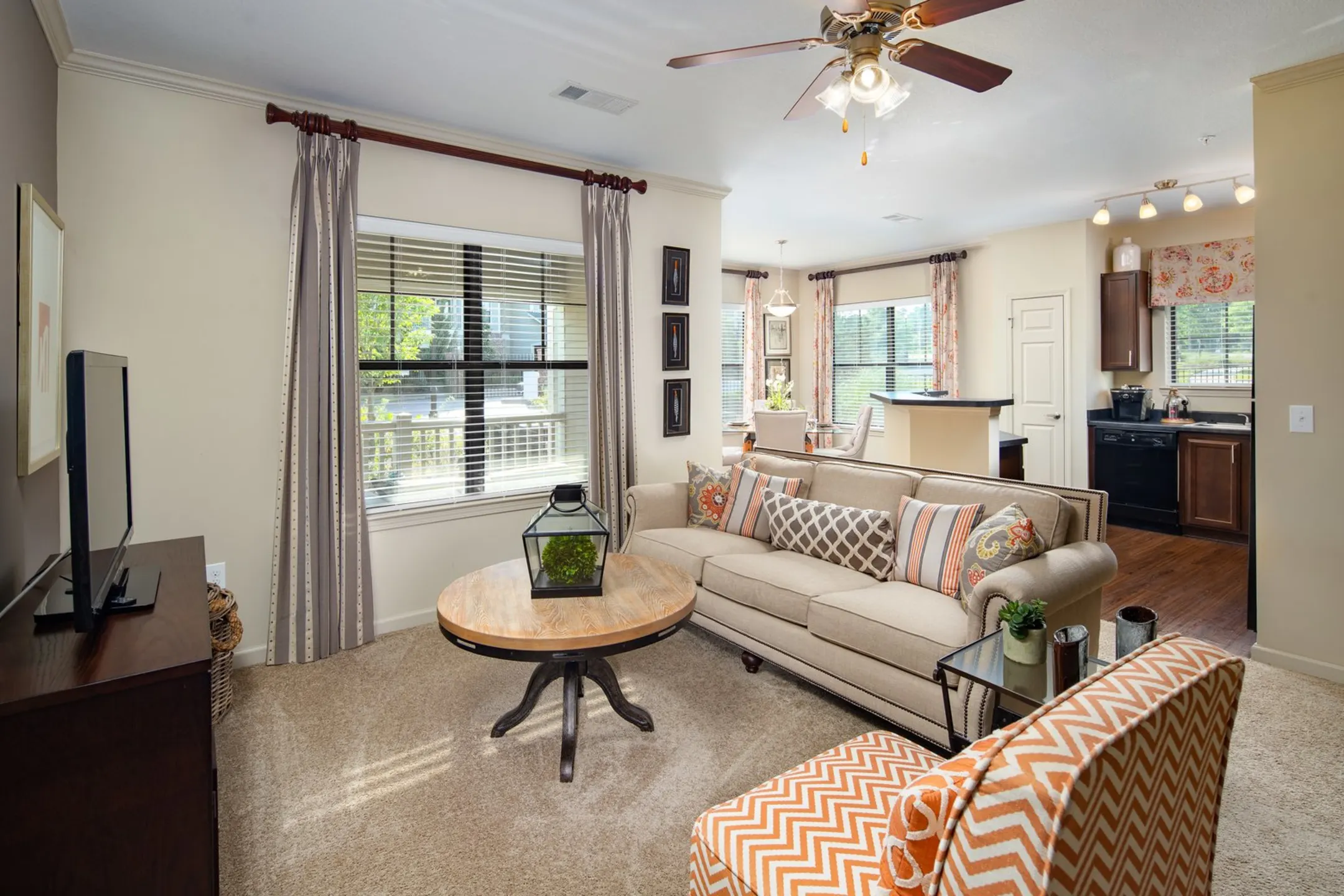Living Room - Gateway Crossing Apartment Homes - Augusta, GA