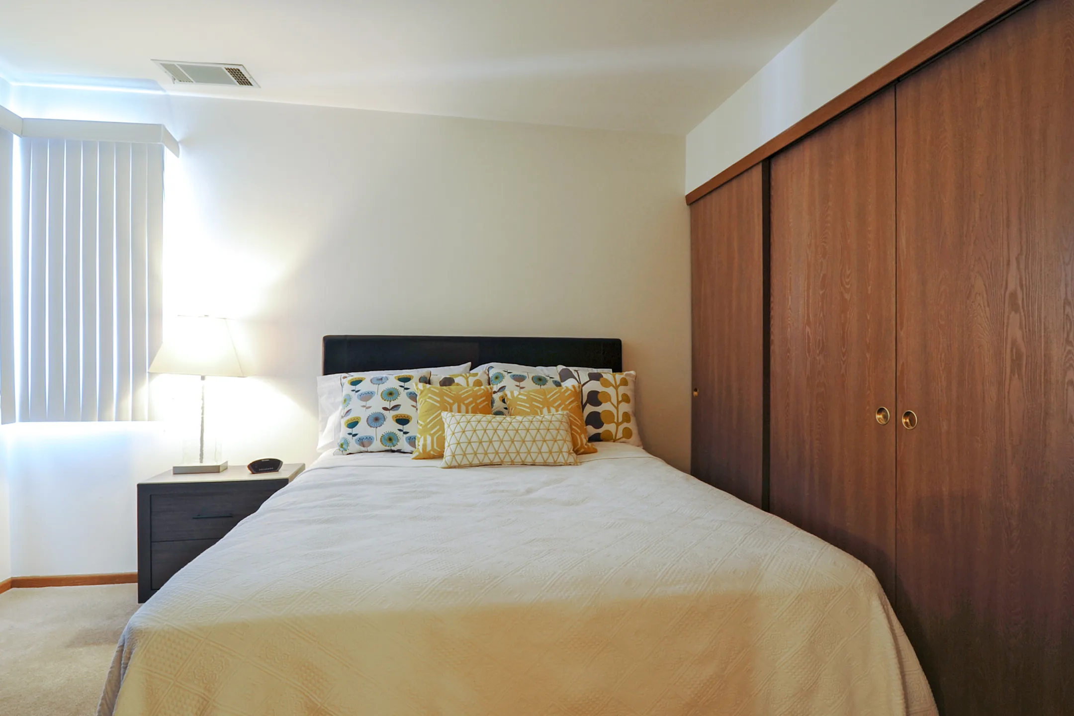 The Edgerton 4909 W Edgerton Ave Greenfield, WI Apartments for Rent