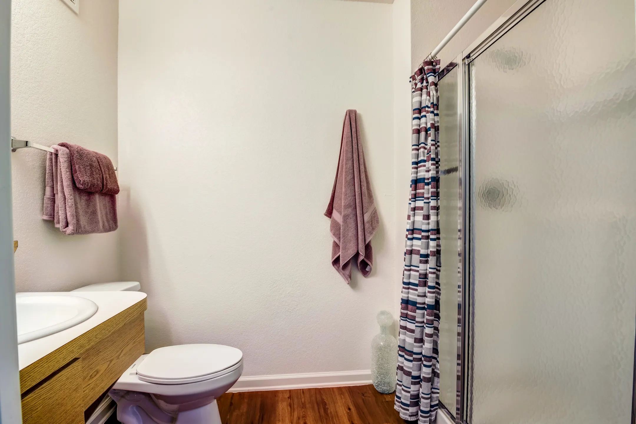 Bathroom - Campus Lodge - Per Bed Lease - Norman, OK