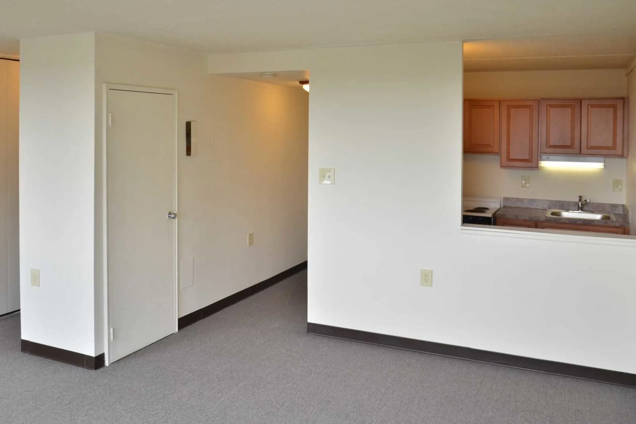 Living Room - Alvin E Gershen Apartments - Trenton, NJ