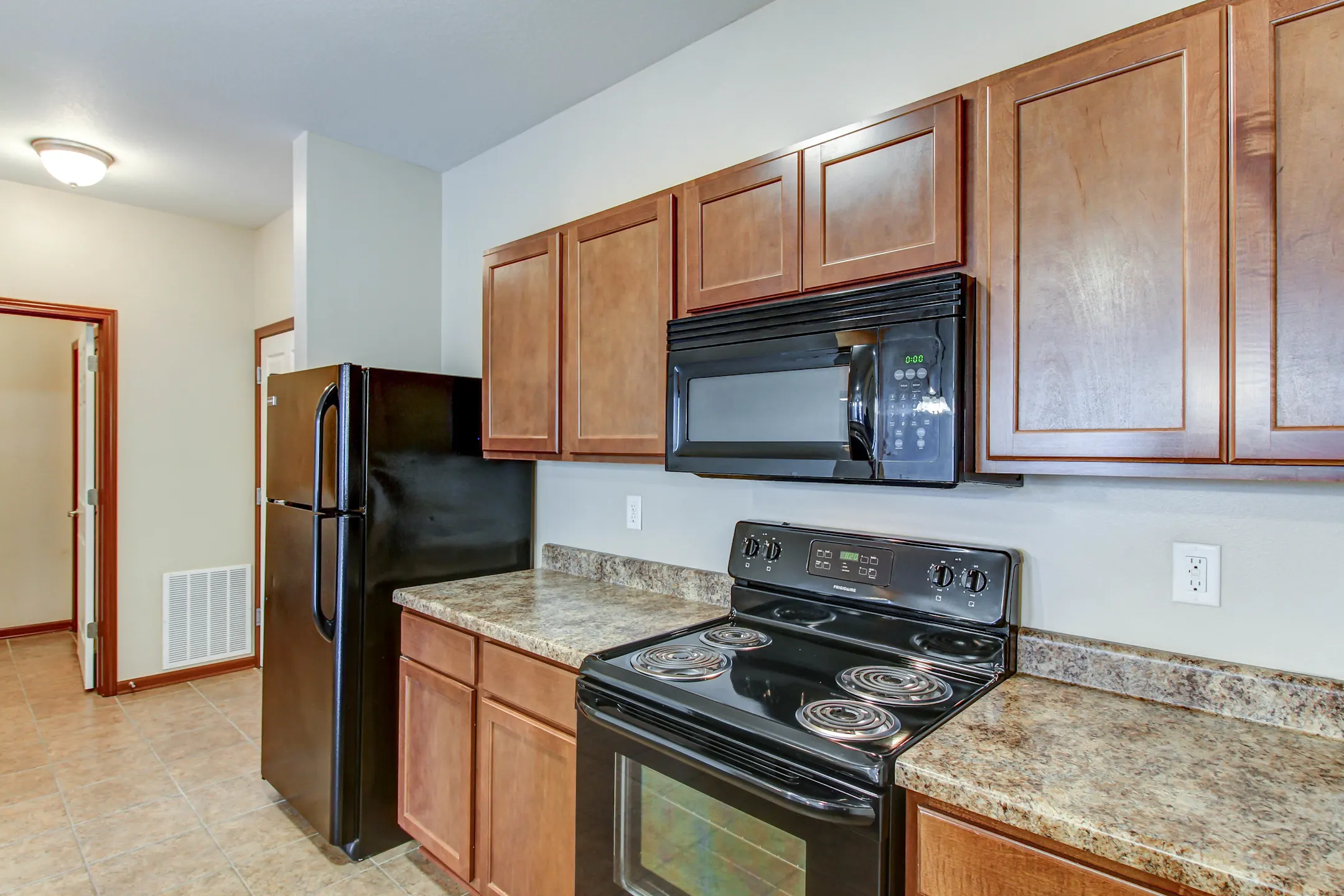 Kitchen - The Woodland Reserve Apartments - Ankeny, IA
