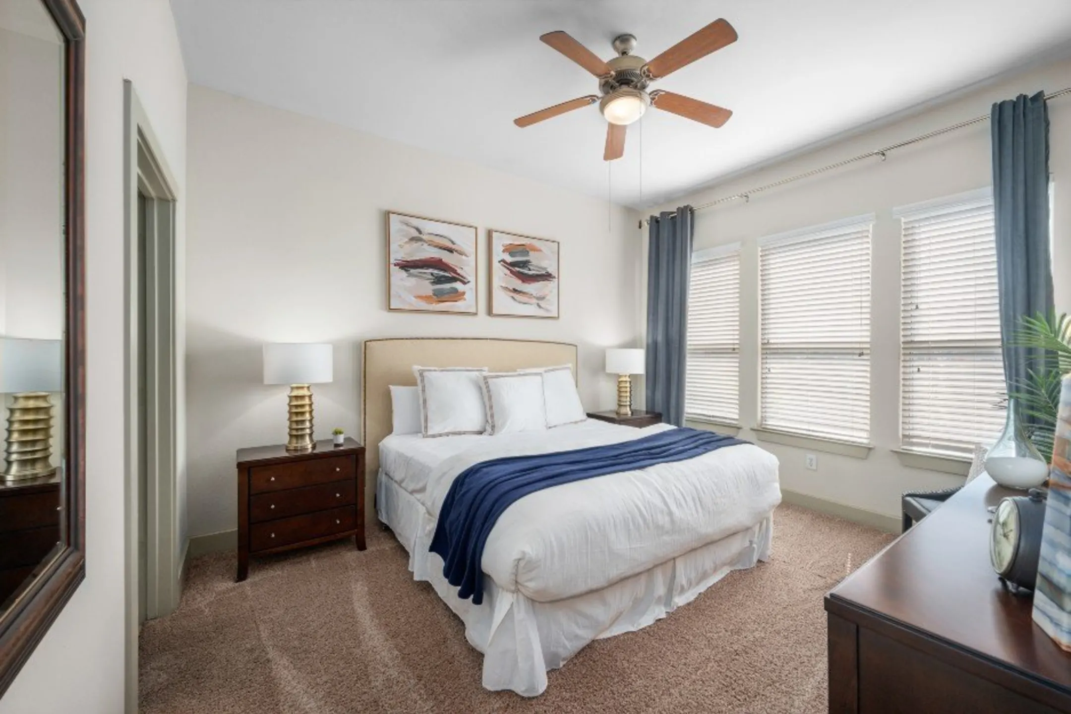 Bedroom - Galleria Parc Apartments - Houston, TX