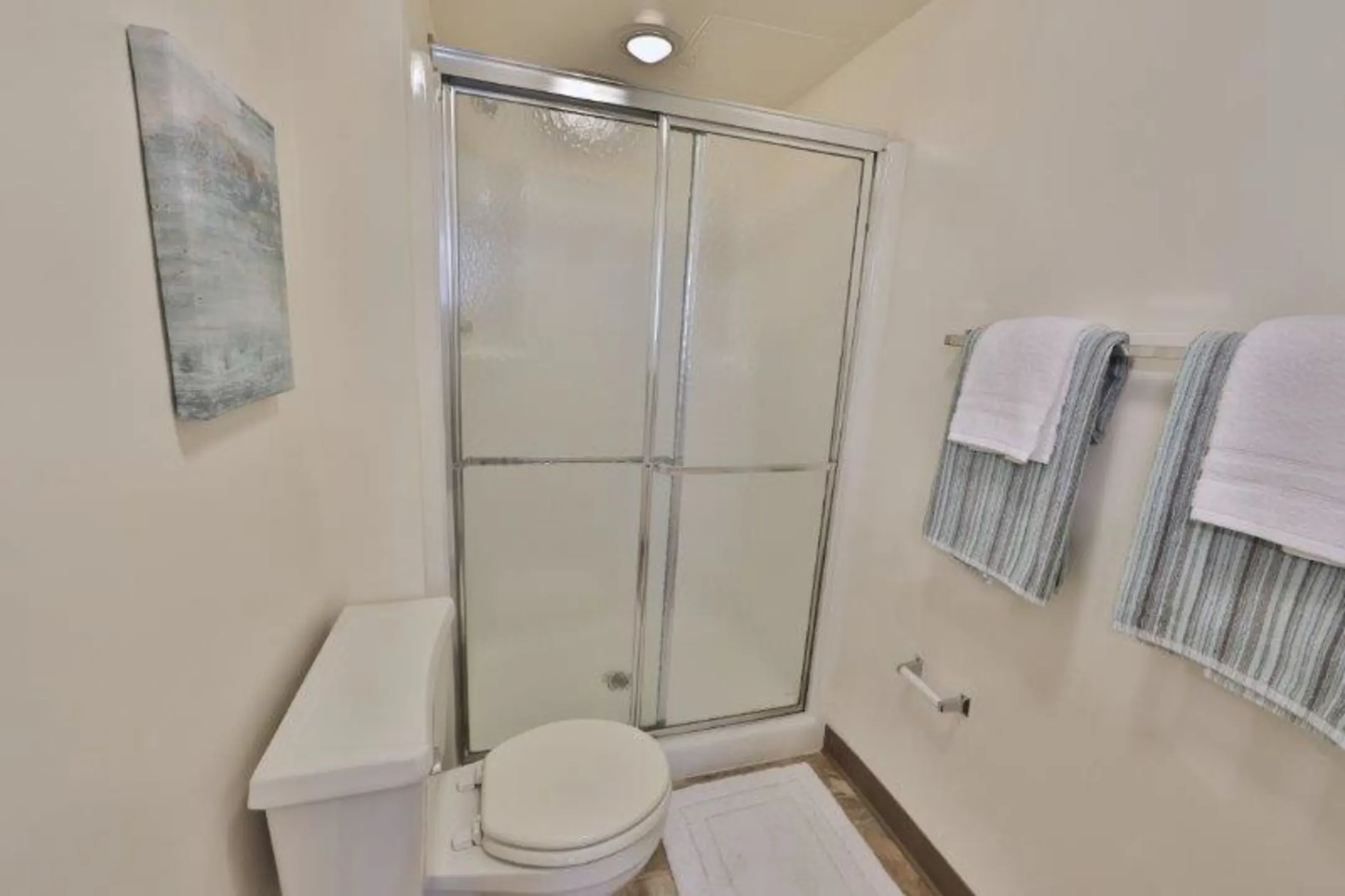 Bathroom - Lakewood Hills Apartments & Townhomes - Harrisburg, PA