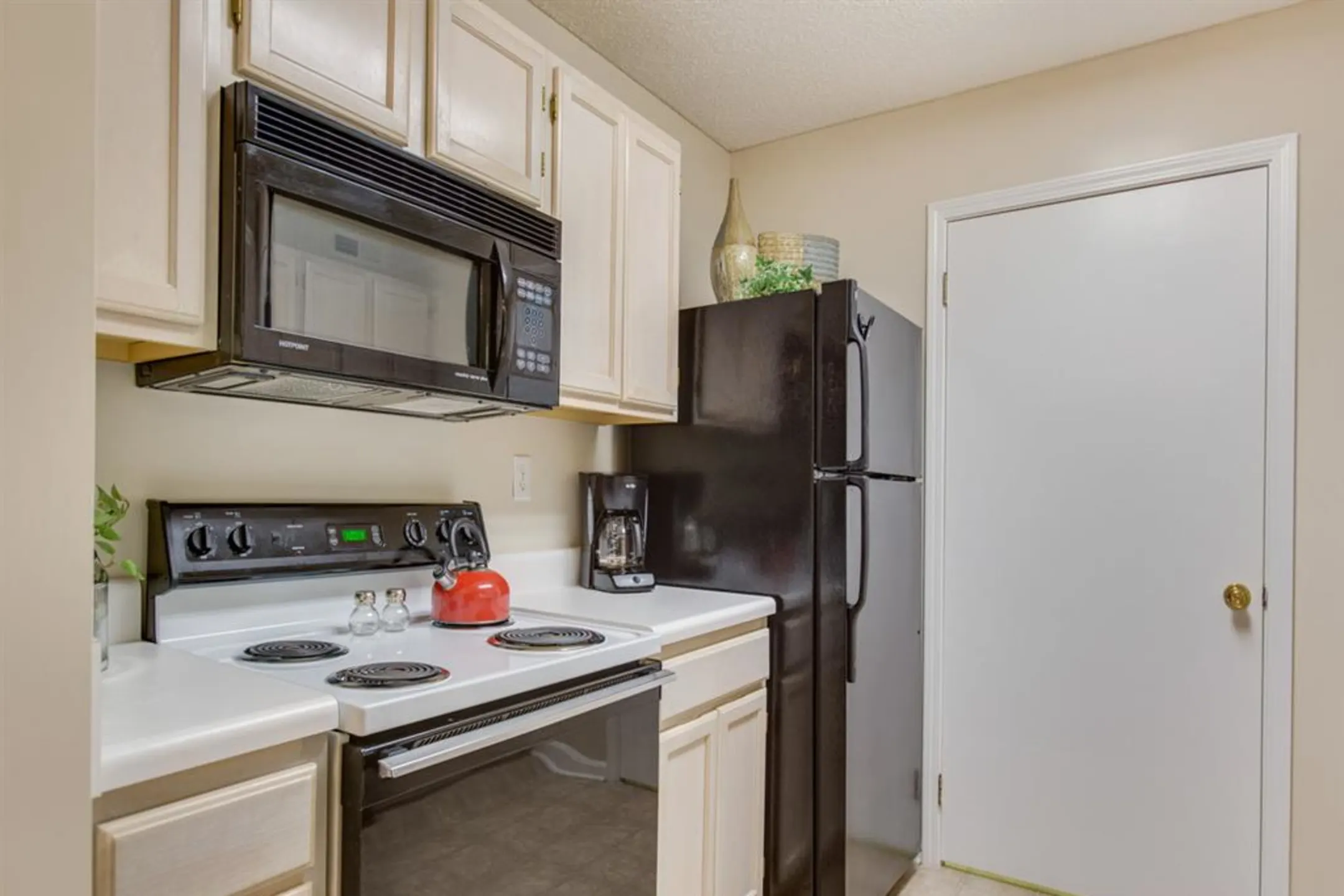 Kitchen - Stone Creek Apartments - Tuscaloosa, AL