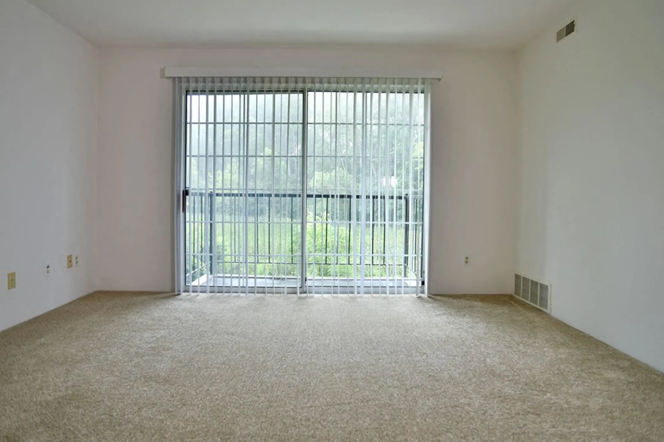 Living Room - Charter Oaks Apartments - Davison, MI