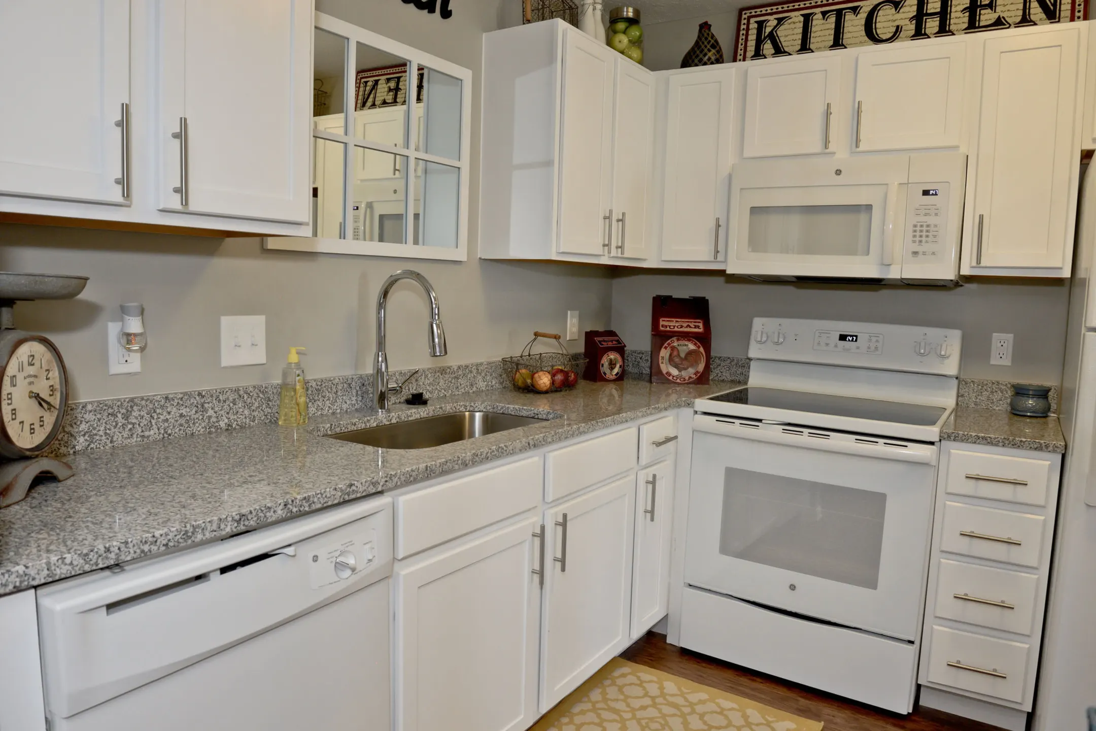 Kitchen - Lakeview Court Apartments - Noblesville, IN