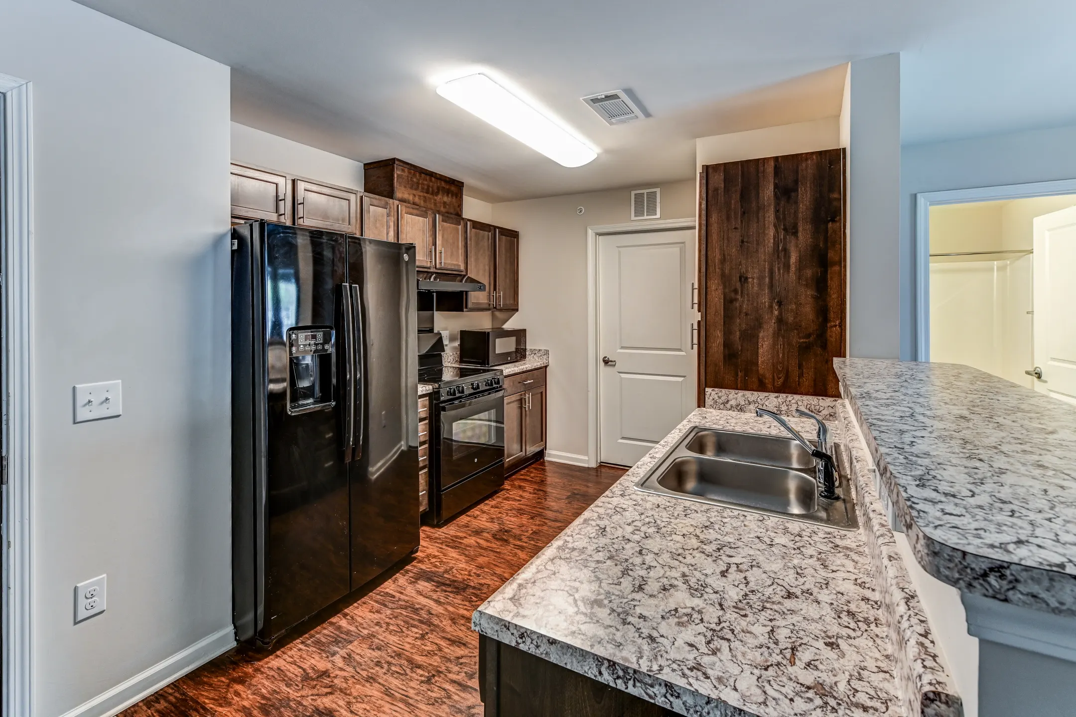 Kitchen - Glenwood Ridge Apartments - Richmond, VA