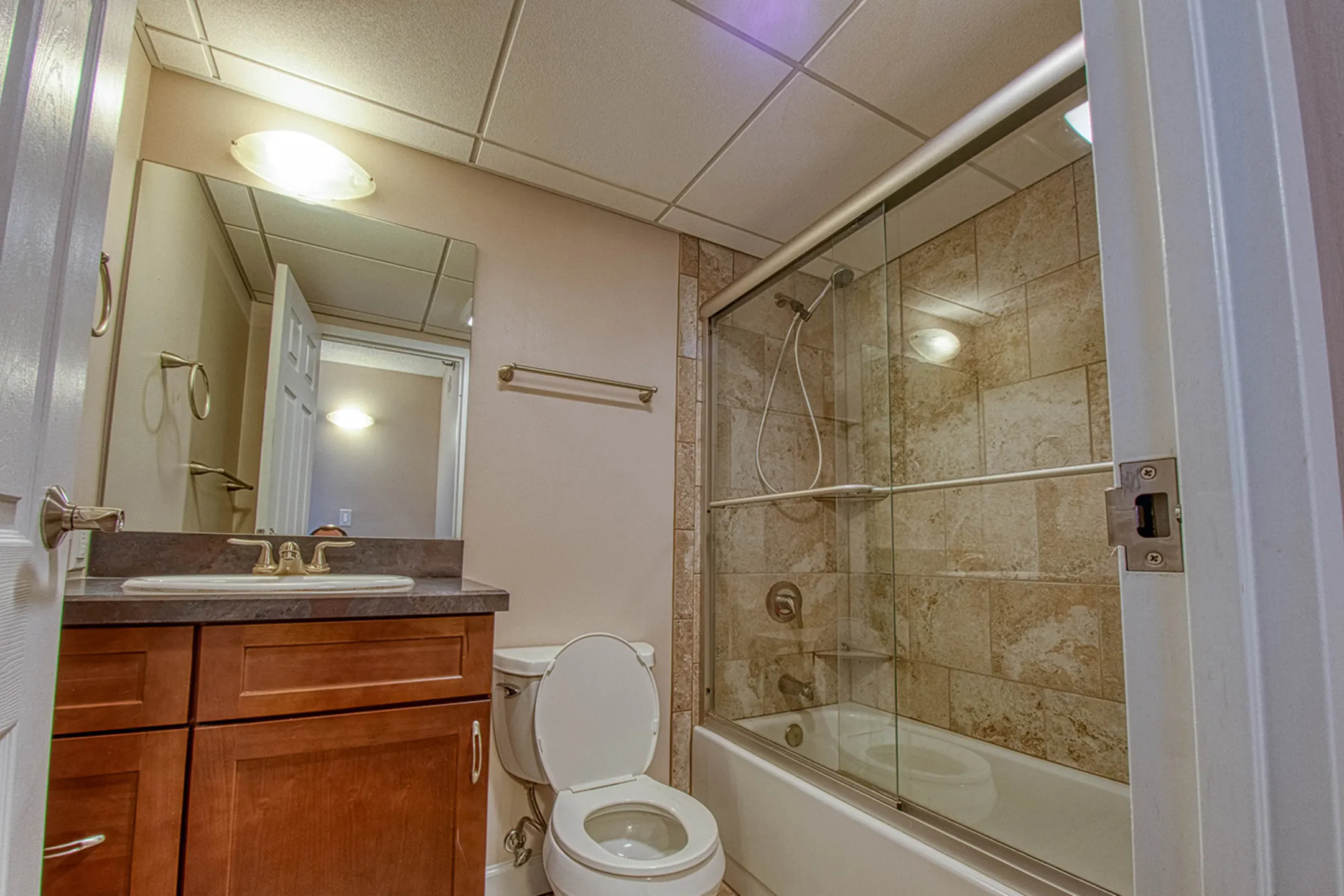 Bathroom - Del Coronado - Saint Louis, MO
