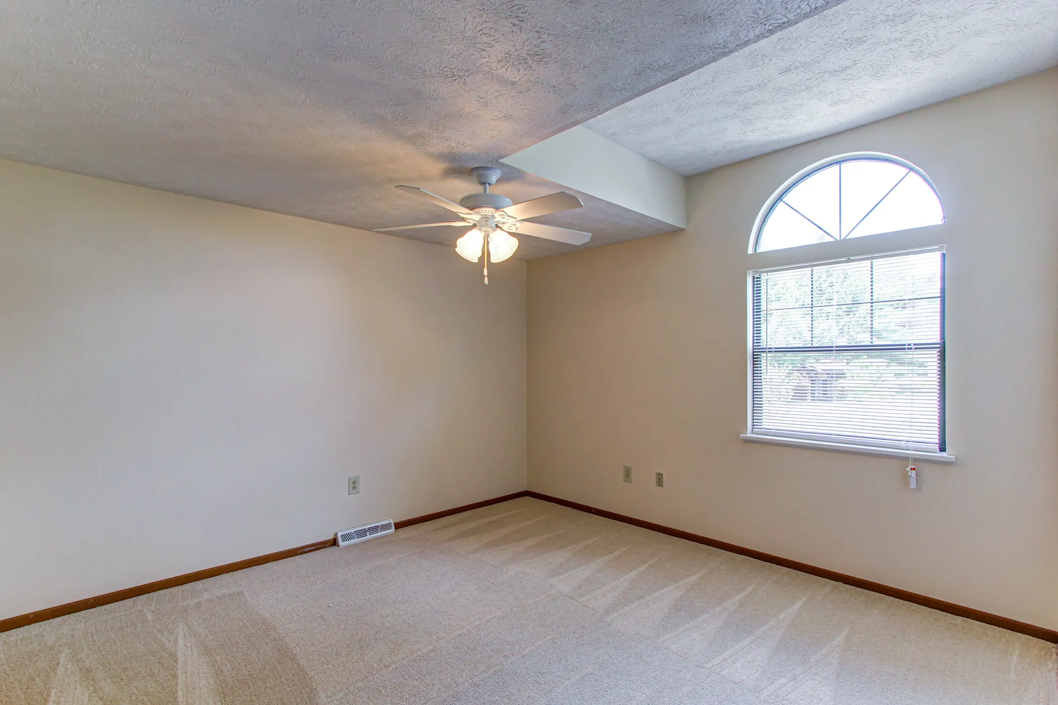 Laurelwood Apartments and Townhomes 401 Collingwood Ct Cranberry