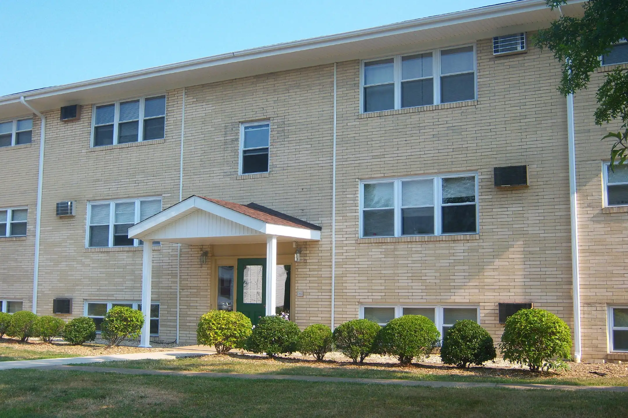 Town and Country Apartments 813 Lang St East Liverpool, OH