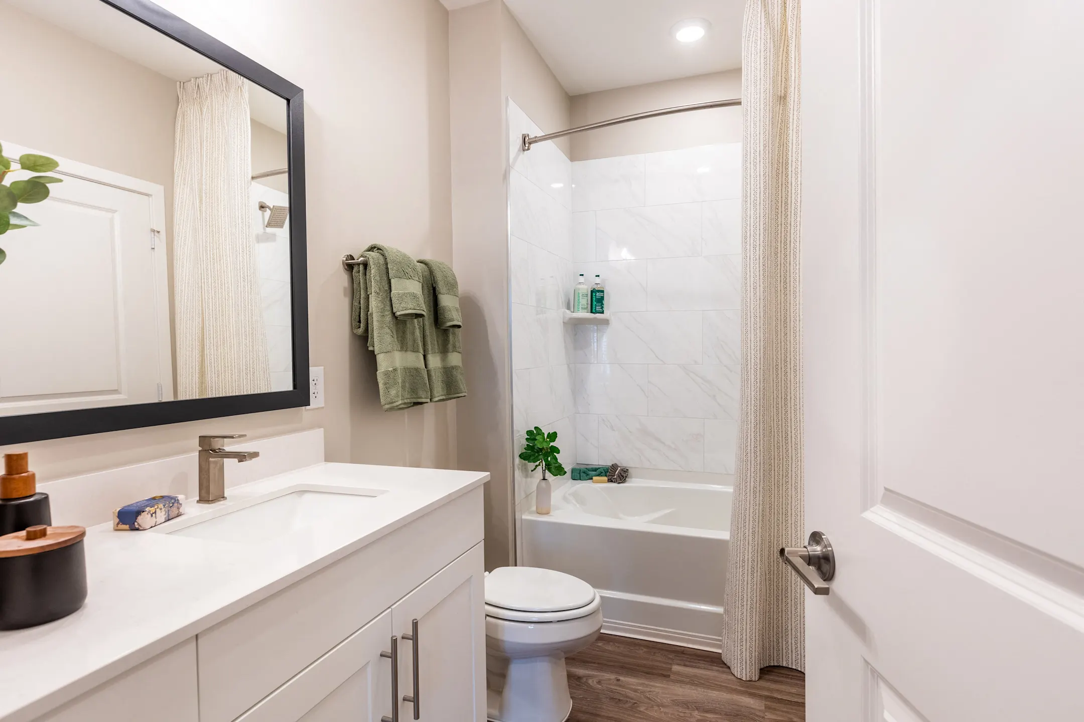 Bainbridge Cary Apartments Cary, NC 27513