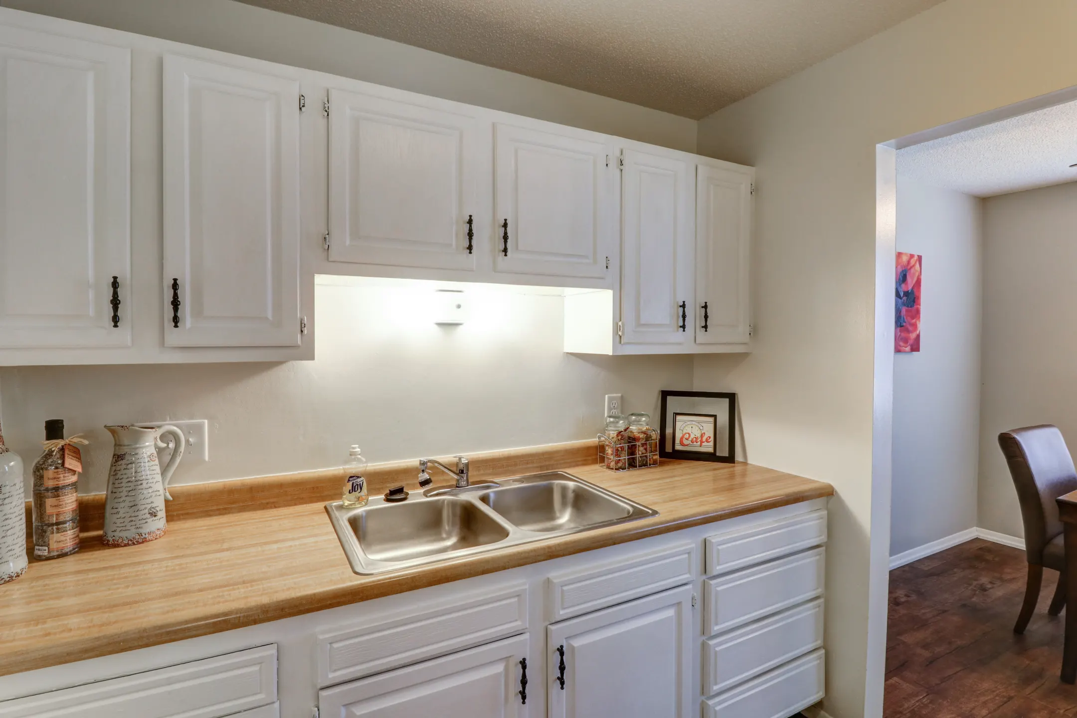 Kitchen - Diamond Valley Apartment Homes - Evansville, IN